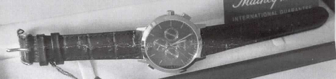 Bei der Ware "Mathey-Tissot" handelt es sich um eine Armbanduhr, elektrisch betrieben (Batterie), mit einem Uhrwerk "Quarz Ronda 706.3", mechanischer Anzeige (Stunde, Minute, Zentralsekunde sowie Datums-, Monats- und Wochentagsscheibe), einem Gehäuse aus unedlem Metall (laut Antragsteller aus Edelstahl und mit den folgenden Maßen: Durchmesser: ca. 40 mm (ohne Krone); Höhe: ca. 8,5 mm), einem schwarzen Ziffernblatt  und einem schwarzen Lederarmband mit Dornschließe (Bandbreite/-länge 17-20 mm lt. Antragsteller).

Die mit einer Bedienungsanleitung und einer Garantiekarte des Herstellers in einem schwarzen Kästchen verpackte Ware ist als "andere als in Position 9101 erfasste Armbanduhr, elektrisch betrieben, nur mit mechanischer Anzeige" einzureihen.