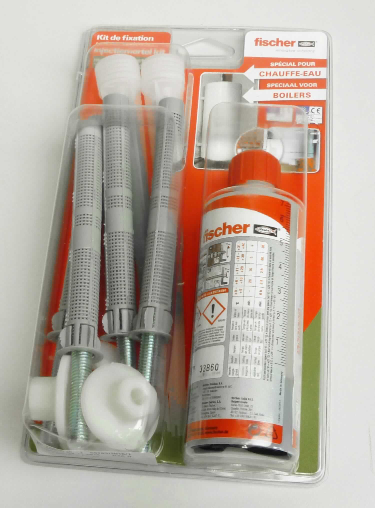 Angaben: 
Injektionsmörtel Set Kit C.E.; zur chemischen Befestigung von schweren Lasten (z.B. Boilerbefestigungen); Einzelverkaufsaufmachung, bestehend aus einer Kartusche Injektionsmörtel FIS VS 150C mit zwei Statikmischern, vier Siebhülsen, vier Gewindestangen und vier Bundhülsen. Anwendung: Nach Erstellung des Bohrlochs wird dieses gereinigt, der Statikmischer auf die Kartusche geschraubt und mit der grauen Paste das Bohrloch gefüllt, die Siebhülse und Gewindestange mit Bundhülse eingesetzt, die Aushärtezeit abgewartet und anschließend die Bauteile befestigt.

Warenbeschaffenheit:
Warenzusammenstellung, verpackt in Blisterumverpackung, bestehend aus einer 240g-Kartusche (gefüllt mit dunkelgrauer und beigefarbener, hochviskos-körniger, weicher, fest aushärtender Masse), zwei Statikmischern aus Kunststoff, drei Siebhülsen aus Kunststoff, drei Gewindestangen aus Metall und vier Bundhülsen aus Kunststoff.

Befund: 
Nach Beschaffenheit und Verwendungszweck kennzeichnet sich der Injektionsmörtel als ein anderer Kitt (Kunststoffkitt).
Für die Warenzusammenstellung im Sinne der AV3b) aus Kitt, Gewindestangen und anderen Bestandteilen wird im Hinblick auf den Wert der Kitt als charakterbestimmend angesehen.