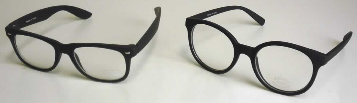 Brillen, sog. Nerd Brille Sun Wellen #784264, ohne optisch bearbeitete Gläser, jeweils bestehend aus einer Brillenfassung in runder oder eckiger Form aus schwarzem Kunststoff mit farblosen/leicht getönten Brillengläsern aus Kunststoff, Filterkategorie: 0 (keine Sonnenschutzgläser), Lichttransmissionsgrad: 80% - 100%.
Äußere Form: siehe Abbildung in der Anlage.
Die Brillen sind dazu bestimmt vor die Augen gebracht zu werden.

Die Waren, welche auf Kunststoffaufhängern befestigt sind, werden als "Brillen, andere als Sonnenbrillen, mit Brillengläsern aus Kunststoffen" eingereiht.