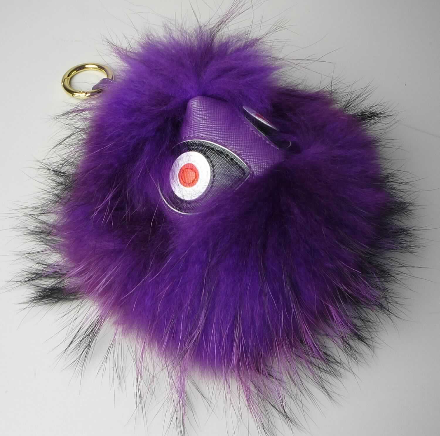 Ware aus Pelzfellen, sog. Furries Monster Taschenanhänger, Foto siehe Anlage,
- in Form einer zusammengesetzten Ware, bestehend aus einer Ware aus Pelzfellen und einem Schlüsselring,
- Ware aus Pelzfellen:
- - in Form eines runden, stilisierten Kopfes,
- - zusammengenäht aus zugerichteten Pelzfellstücken sowie - im Bereich der Augen - aus verschiedenfarbigen
    Zuschnitten aus mehrlagigen Verbunderzeugnissen mit jeweils einer Außenseite aus geprägter Kunststofffolie,
- - mit einem Durchmesser von ca. 20 cm,
- - mit einem angenähten, ca. 10 cm langen, schmalen Band an dessen Ende der Schlüsselring befestigt ist,
- Schlüsselring:
- - aus unedlem Metall (laut Antrag: Zinklegierung),
- - mit einem Durchmesser von ca. 3 cm,
- die Ware aus Pelzfellen verleiht der zusammengesetzten Ware aufgrund der Größe und des äußeren Erschei-
  nungsbildes den wesentlichen Charakter.

"Andere Ware (Anhänger), aus Pelzfellen"