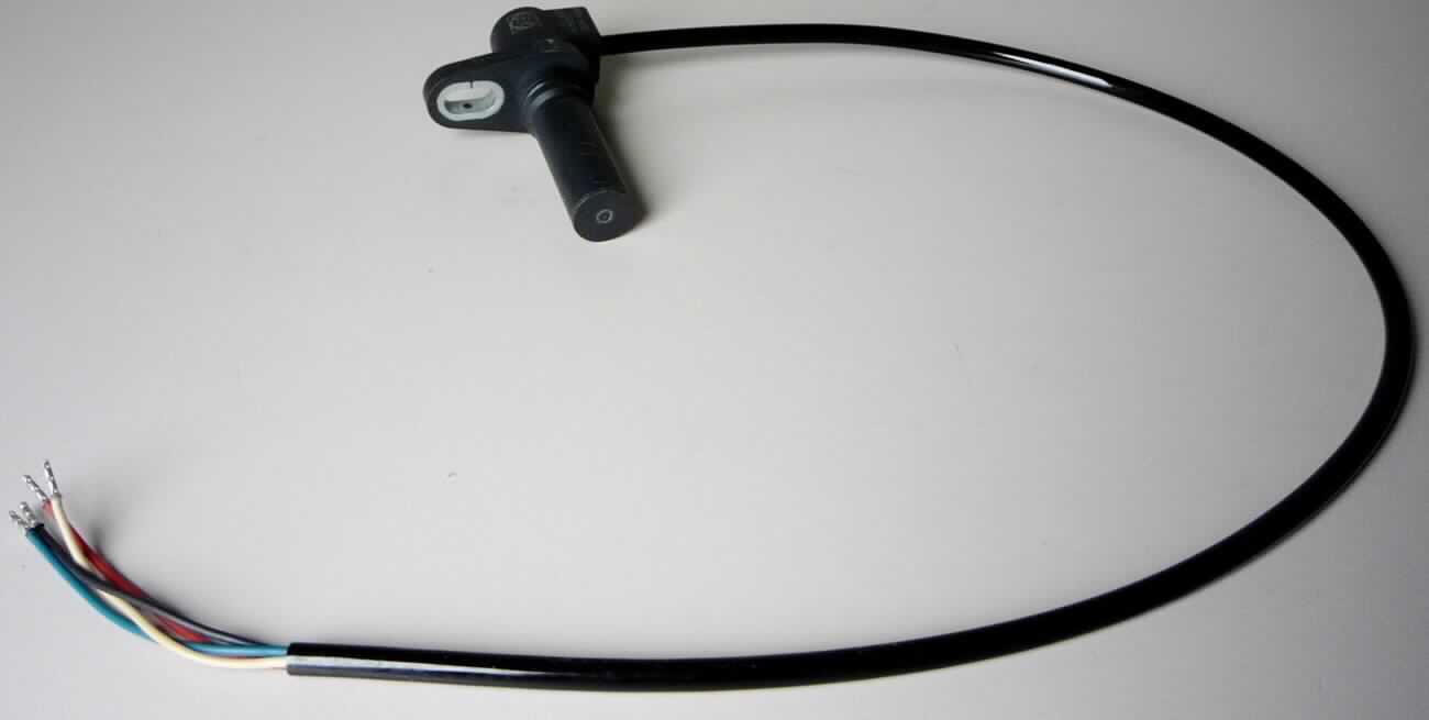Drehzahlsensor, im Wesentlichen bestehend aus einem  Sensorkopf (mit Hall-IC)  mit einer Befestigungsöse, einem Anschlusskabel (Länge ca. 500 mm) mit vier Einzeladern ohne Anschlussstecker (siehe Abbildung in der Anlage). Der Sensor dient der Messung der Drehgeschwindigkeit in verschiedenen Anwendungen.
Die Ware wird als "elektronisches Gerät zum Messen oder Prüfen anderer als geometrischer Größen, in Kapitel 90 anderweit weder genannt noch inbegriffen, keine Auswuchtmaschine, Prüfstand oder optisches Gerät" eingereiht.