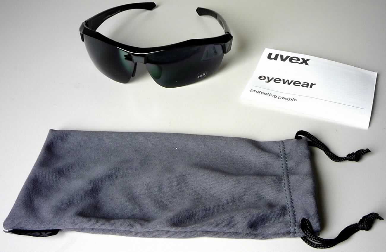 Sog. "uvex sportstyle 401 bifocal / Sport-Sonnenbrille", im Wesentlichen bestehend aus einer Sonnenbrille mit dunkel getönten Bifokalgläsern ("Zweistärken-Gläser") aus Kunststoff. Die Brillengläser sind für die Fernkorrektur (mit positiven Dioptrienwerten +1,5; +2,0 oder +2,5) ausgerichtet, aber zusätzlich mit einem eingesetzten, sichtbaren Leseteil ausgestattet, um ein einwandfreies Lesen und eine bessere Sicht bei kurzen Distanzen zu ermöglichen. Der Übergang vom Fernteil zum Leseteil ist mit einer sichtbaren Linie scharf abgegrenzt, sodass es bei Kopfbewegungen zu unangenehmen Bildsprüngen und verschwommenem Sehen kommen kann. Des Weiteren verfügt die Brille über verstellbare Softbügel sowie Nasenpads und bietet 100%igen UV-Schutz. Sie ist in einer beutelähnlichen Tasche aus Spinnstoffen verpackt.

äußere Form: siehe Abbildung in der Anlage

Die Ware wird als "Sonnenbrille, mit optisch bearbeiteten Gläsern" eingereiht.