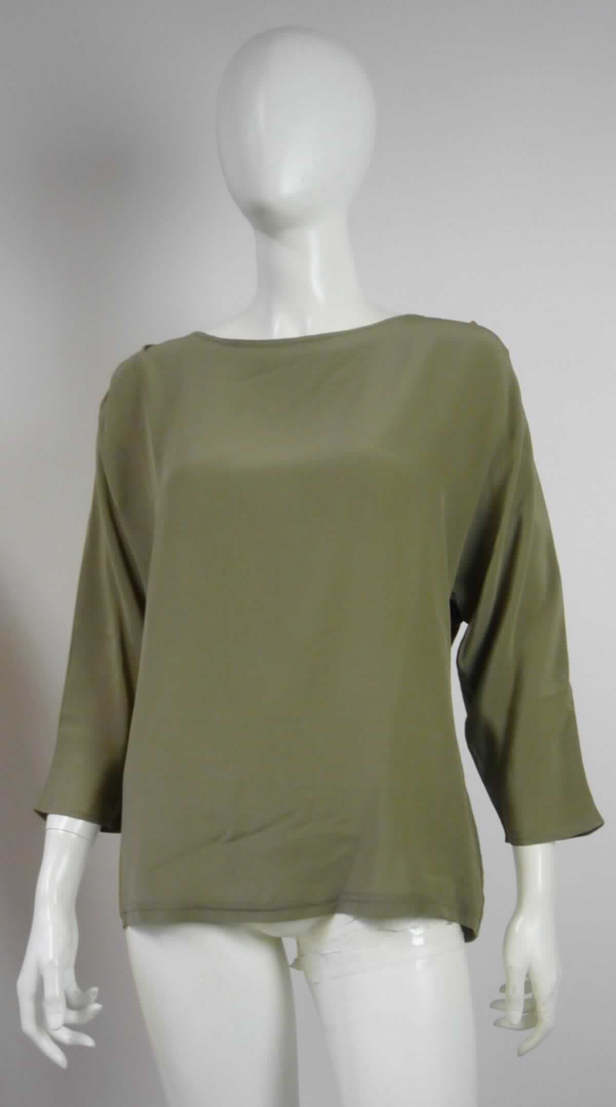 Bluse, sog. Blusenshirt, Art. 41768, Größe S, Foto siehe Anlage,
- mit einem Vorderteil und angeschnittenen Ärmeln aus ca. 0,3 mm dicken (leichten), einfarbigen Geweben aus 
  laut Antrag 100 % Seide sowie einem Rückenteil und angesetzten Ärmeln aus ca. 1,1 mm dicken, einfarbigen 
  Gewirken aus laut Antrag 100 % Baumwolle,
- über die Taille reichend (Rückenlänge: ca. 63 cm),
- mit einem runden, leicht halsfernen Ausschnitt,
- ohne Öffnung und ohne Verschluss,
- ohne Hinweise auf den Trägerkreis (unisex),
- mit 3/4-langen Ärmeln,
- am unteren Rand durch Umschlagen und Festnähen gesäumt,
- hinsichtlich des Umfang und des äußeren Erscheinungsbildes sind die Gewirke und Gewebe als annähernd 
  gleichbedeutend anzusehen, insbesondere im Hinblick auf den Wert verleihen die Gewebe aus Seide der Ware 
  ihren wesentlichen Charakter (somit keine Ware der Unterposition 6206 3000).

"Bluse, aus Geweben, für Frauen, aus Seide"