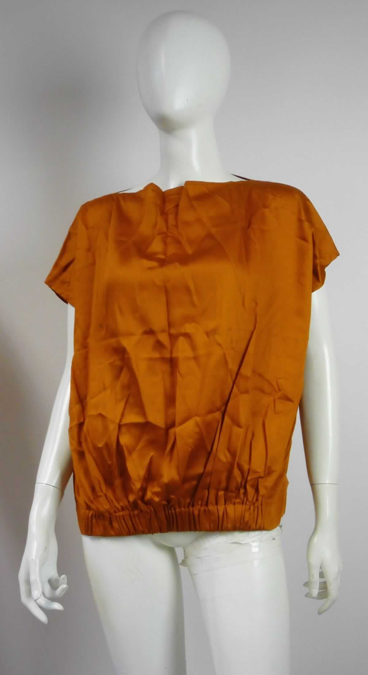 Kleidung, sog. Zero Waste Bluse, Art. 44478, Größe S, Foto siehe Anlage,
- in einem Polybeutel verpackt,
- aus ca. 0,2 mm dicken, einfarbigen Geweben aus laut Antrag 100 % Modal (künstliche Chemiefasern), 
- über die Taille reichend (Rückenlänge: ca. 60 cm), 
- mit einem U-Boot-förmigen Ausschnitt, 
- ohne Öffnung und ohne Verschluss,
- ohne Hinweise auf den Trägerkreis (unisex),
- ärmellos, 
- am unteren Rand durch Umschlagen und Festnähen gesäumt, vorn elastisch verengt, somit keine Ware der 
  Position 6206,
- keine Arbeits- und Berufskleidung.

"Kleidung, andere als in den Positionen 6201 bis 6210 und in den Unterpositionen 6211 11 bis 6211 20 genannte,
 aus Geweben, für Frauen, aus Chemiefasern, andere als in den Unterpositionen 6211 4310 bis 6211 4342
 genannte"