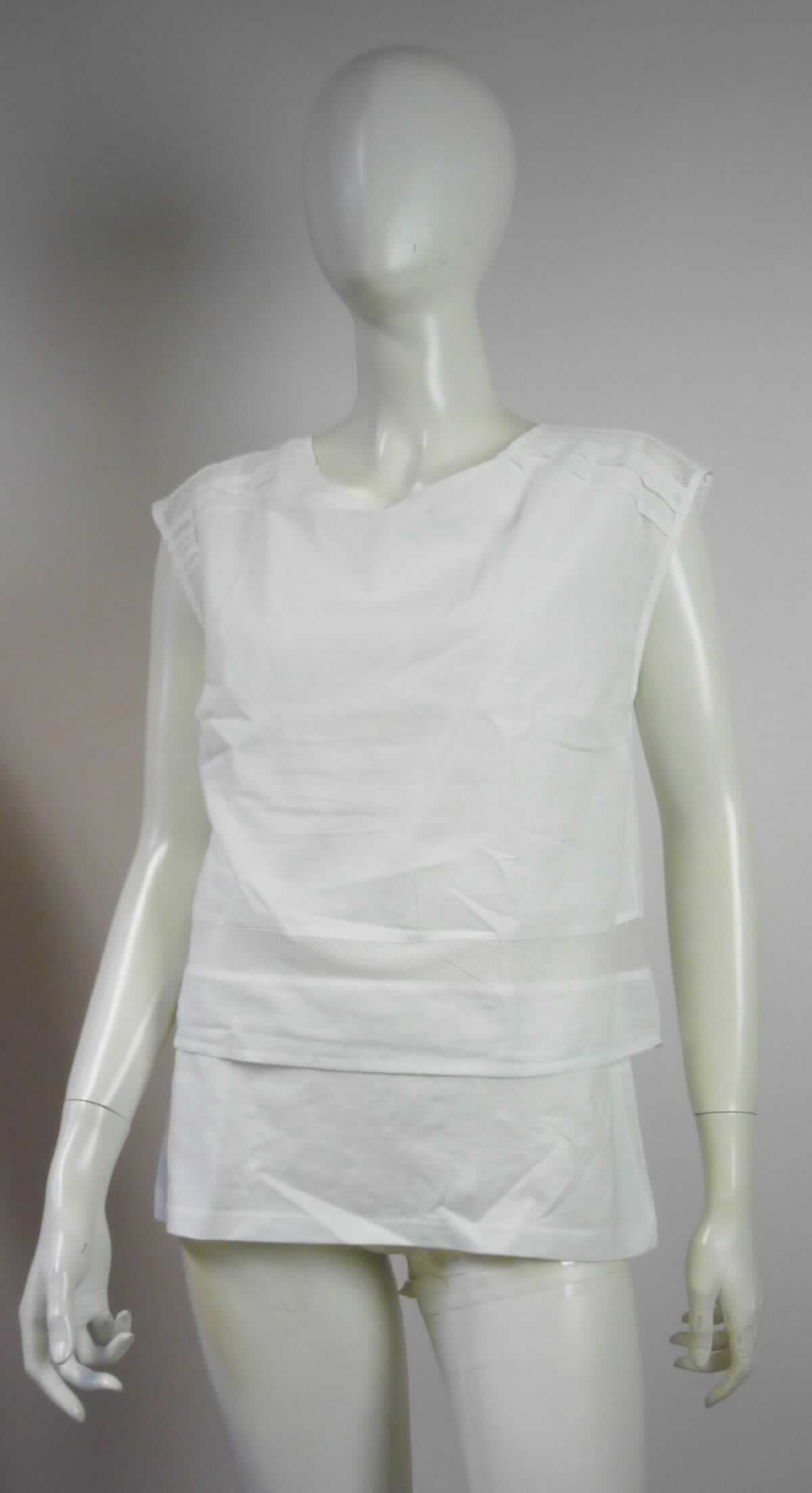 Bluse, sog. Blusenshirt, Art. 41904, Größe 36, Foto siehe Anlage,
- zweilagig gearbeitet; mit einer Außenlage aus ca. 0,3 mm dicken, einfarbigen Geweben und Einsätzen aus 
  Spitze der Position 5804; mit einer ca. 15 cm länger gearbeiteten Innenlage aus ca. 0,5 mm dicken, einfarbigen
  Gewirken; beide Flächenerzeugnisse aus laut Antrag 100 % Baumwolle; stellt sich aufgrund der Gesamtdicke 
  von ca. 0,8 mm noch als leichtes Kleidungsstück dar; beide Lagen sind im Ausschnittbereich dauerhaft 
  miteinander verbunden,
- über die Taille reichend (Rückenlänge: ca. 65 cm), 
- mit einem runden Halsausschnitt,
- hinten mit einer teilweisen Öffnung mit Knopfverschluss,
- mit Brustabnähern, somit erkennbar Frauenkleidung,
- ärmellos, 
- am unteren Rand durch Umschlagen und Festnähen gesäumt,
- insbesondere im Hinblick auf das äußere Erscheinungsbild verleihen die Außenlagen aus Gewebe und Spitze 
  der Ware ihren wesentlichen Charakter.

"Bluse, aus Geweben und Spitzen, für Frauen, aus Baumwolle, nicht nach dem Batikverfahren bedruckt"