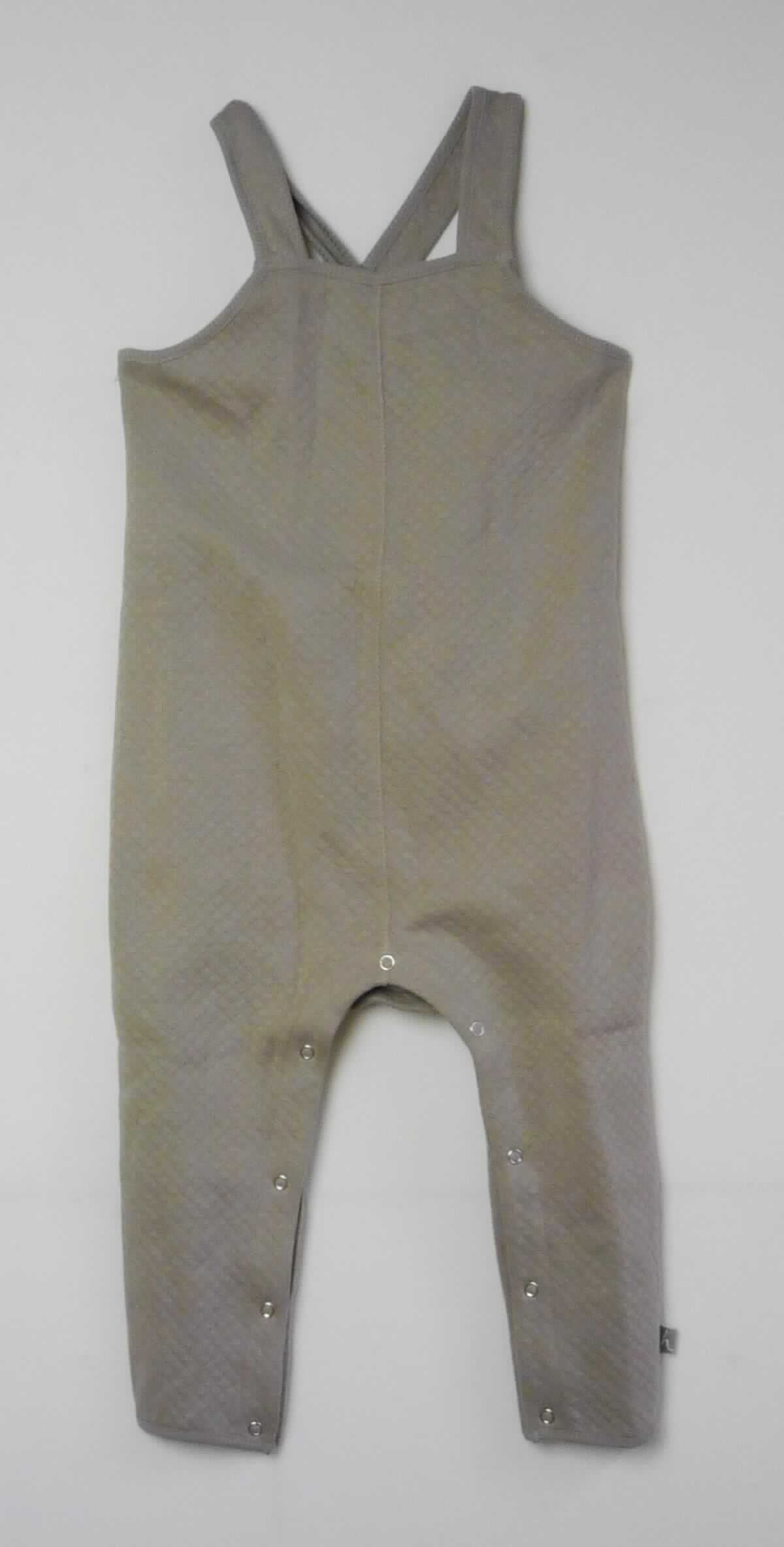 Overall, sog. Stramplerhose, Art. 42096, Größe 86/92, Foto siehe Anlage,
- aus ca. 1,2 mm dicken, einfarbigen Gewirken aus laut Antrag 100 % Baumwolle,
- einteilig, den Rumpf und Beine bedeckend (somit keine Ware der Position 6104),
- vorn ohne Öffnung und ohne Verschluss,
- mit ca. 3,0 cm breiten Trägern, hinten mit verstellbarem Knopfverschluss,
- mit langen Hosenbeinen,
- entlang der Beininnenseiten und des Schrittbereichs mit einer Öffnung mit Druckknopfverschluss,
- an allen Rändern mit einer gerippt gewirkten Randeinfassung versehen,
- aufgrund der Größe nicht für Kleinkinder mit einer Körpergröße von bis zu 86 cm bestimmt, somit keine Kleidung 
  der Position 6111.

"Kleidung, andere als in den Positionen 6101 bis 6113 genannte, aus Gewirken, aus Baumwolle"