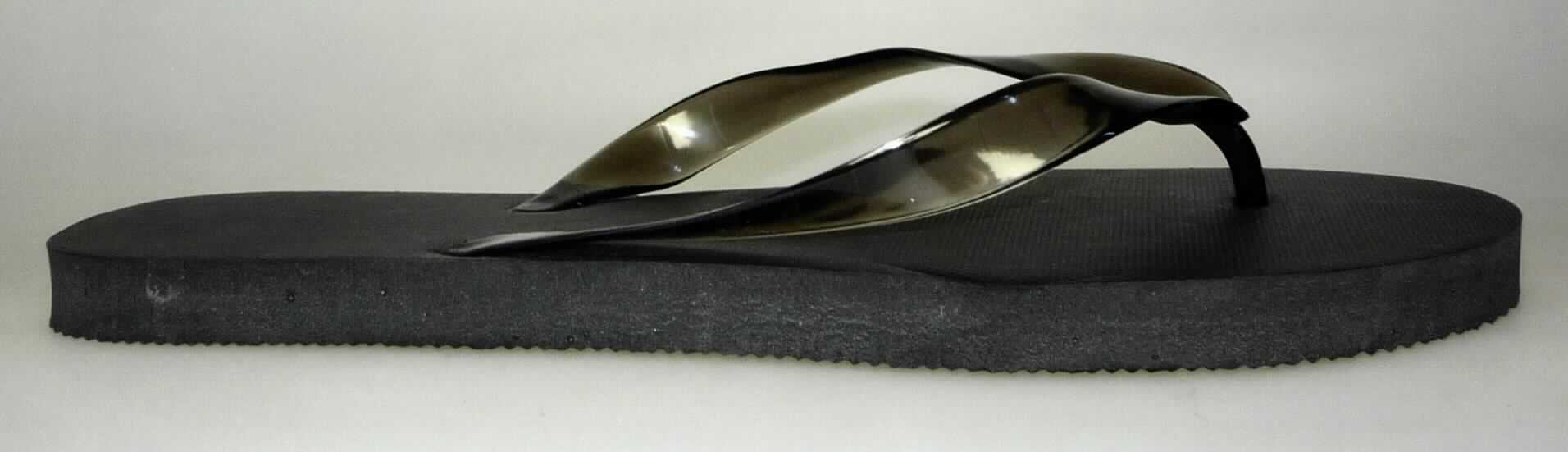 Zehenstegsandalen (lt. Antrag: "Slipper mit Zehensteg"; Foto siehe Anlage)
- mit Laufsohlen aus Kunststoff,
- mit zehenfreiem Oberteil aus einem Kunststoffriemen, der an drei Punkten mit der Sohle durch Zapfen 
  zusammengesteckt ist

"Schuhe mit Laufsohlen aus Kunststoff und Oberteil aus Riemen aus Kunststoff, mit der Sohle durch Zapfen
 zusammengesteckt; keine Sportschuhe"