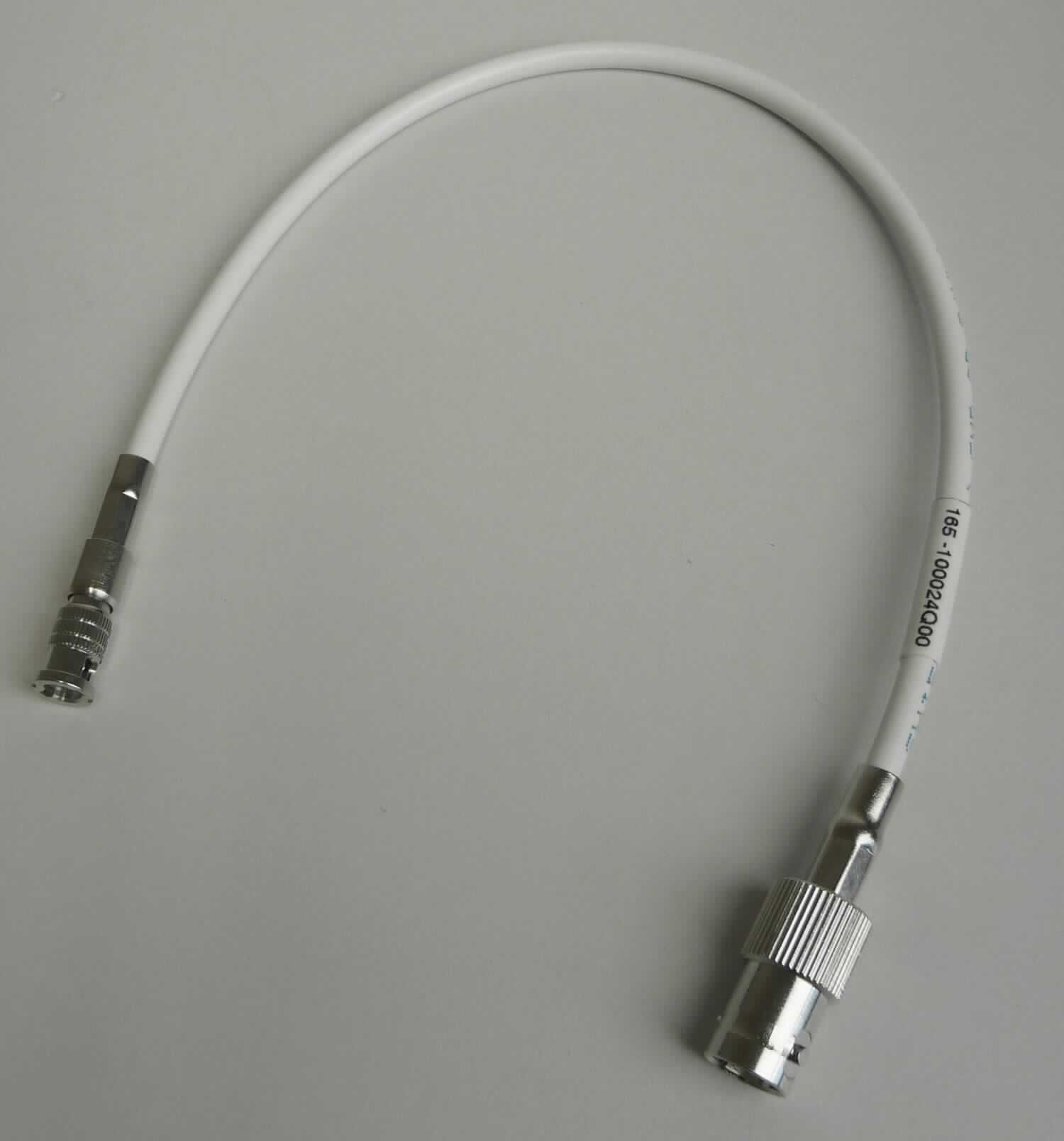 Koaxialkabel (Teilebezeichnung: ANL 95-666-44815),

- mit jeweils einem HD-BNC Stecker und einer BNC- Buchse, mit einer Länge von ca. 
  305 mm;
- zur Vewendung als Verbindungskabel in unterschiedlichen Anwendungsbereichen;
- aufgemacht in einem Kunststoffbeutel. 

Das Erzeugnis ist als "isoliertes elektrisches Kabel, kein Wickeldraht, Koaxialkabel
mit Anschlussstücken, nicht von den TARIC-Unterpositionen 8544 2000 10 und 8544 2000
20 erfasst" einzureihen.