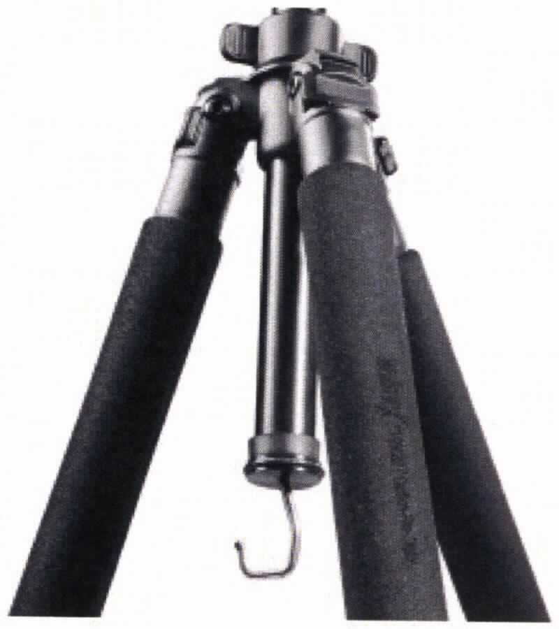 Sog. Kamerastativ, Art. 20076, im Wesentlichen bestehend aus einem dreibeinigen Ständer aus Carbon, der mit einer drehbaren Mittelsäule ausgestattet ist. Das Stativ baut sich auf drei rohrartigen Teleskopbeinen auf, die mit einer Moosgummiummantelung versehen sind. Durch die drei Beinsegmente mit jeweils zwei Schnellverschlüssen lässt sich das Stativ bis zu einer Höhe von ca. 152,0 cm ausziehen und entsprechend arretieren. An den Beinenden sorgen Gummifüße für einen sicheren Stand, sowohl auf harten als auch auf weichem Boden. Die Schenkel sind an einer Muffe mit integrierter Libelle (Wasserwaage) befestigt, durch die die Mittelsäule mittels Flügelschraube zur Fixierung, zusätzliche Höhenverstellbarkeit bietet. Unterhalb der Mittelsäule ist ein federnd gelagerter Beschwerungshaken angebracht, an dem Gewichte angehängt werden können, um das Stativ zu stabilisieren.Die Mittelsäule ist mit einem Teller mit 1/4 Zoll Außengewinde ausgestattet, sodass ein Kopf oder ein Neiger aufgenommen werden kann.

Der Artikel ist in einer Tasche aus Spinnstoffen verpackt und eignet sich für Fotoaufnahmen mit diversen Kameras.

Äußere Form: siehe Abbildung in der Anlage

Die Ware wird als "Zubehör erkennbar hauptsächlich bestimmt für Fotoapparate" eingereiht.