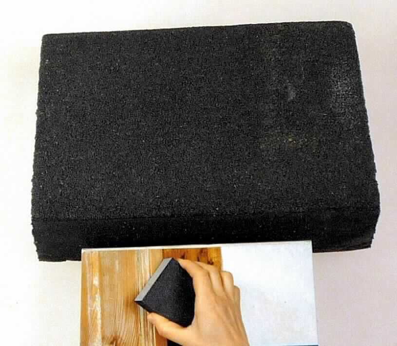 Angaben: Warenbezeichnung: Schleifschwamm, fein / mittel, Art Nr. 9120/8013 - Abmessungen: 100x70x24mm -Zusammensetzung: siehe vertrauliche Daten - Verwendung: für Nass- und Trockenschliff - Sonstiges: passt sich jeder Oberfläche an.

Feststellungen: Äußere Beschaffenheit des vorgelegten Warenmusters: quaderförmiger, weicher, hellgrauer Schwamm aus Zellkunststoff mit vierseitiger, schwarzer, schmirgelrauher Oberfläche (2 fein- und 2 mittelgrobkörnige Seiten) und einer Pappbanderole mit Aufhänger und u.a. dem Aufdruck "nespoli - PREMIUM - SCHLEIFEN - Schleif-Schwamm - fein + mittel - 10 x 7 cm - Zum Schleifen und Reinigen; für Naß- und Trockenschliff".

Die Angaben der Antragstellerin werden als zutreffend unterstellt.

Befund: Zolltariflich handelt es sich bei der Ware um ein Schleifmittel in Pulverform, auf einer Unterlage aus anderen Stoffen, der Position 6805 des Zolltarifs.