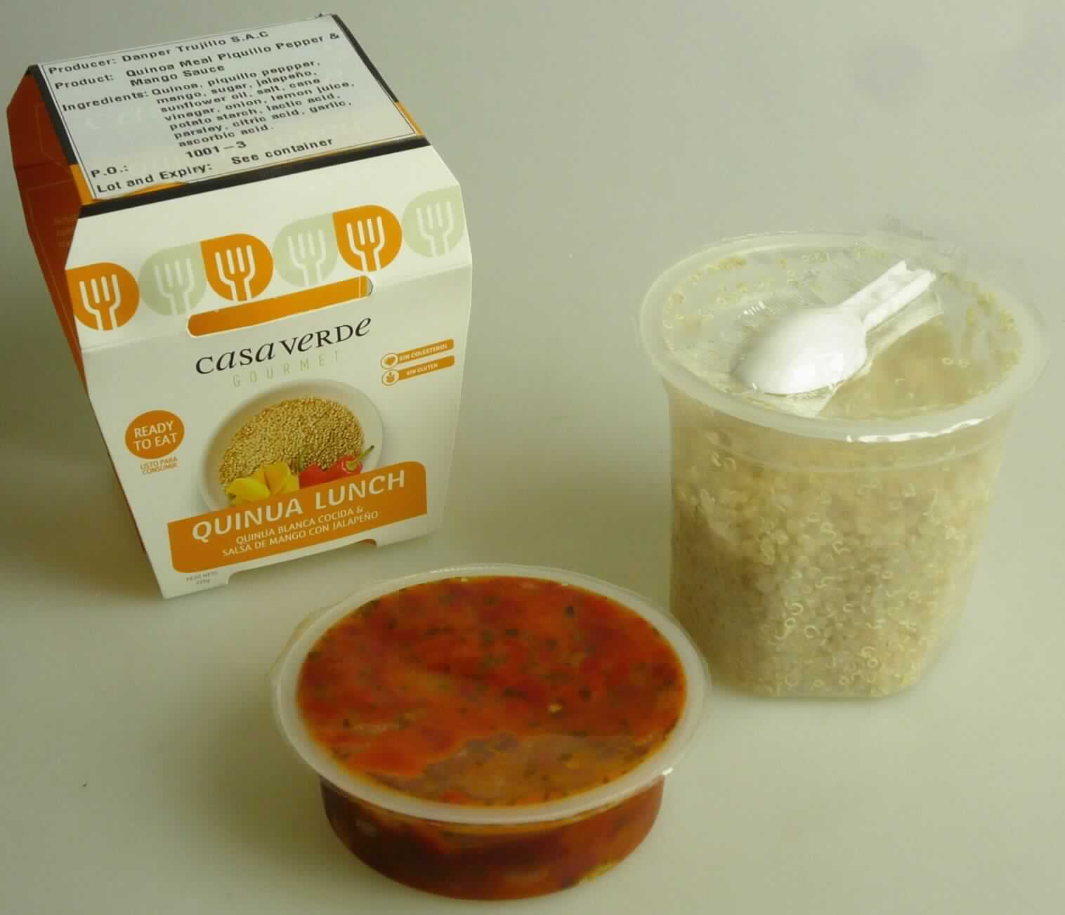Quinoa-Fertiggericht

Antragsangaben:
Quinoa-Salat mit Sauce "Piquillo-Paprika & Mango"

Beschreibung des vorgelegten Warenmusters:
Zwei verschieden große, durchsichtige Kunststoffbecher (Höhe ca. 3 cm bzw. 8 cm; Durchmesser ca. 8 cm) 
mit abziehbarer Deckelfolie luftdicht verschlossen, wobei der kleinere Becher umgekehrt auf dem größeren Becher aufliegt; zwischen den beiden Bechern befindet sich eine zusammenklappbare Plastikgabel, verpackt in Klarsichtfolie; die beiden Becher umschließt eine bunt bedruckte Karton-Banderole mit Angaben zum Produkt in spanischer Sprache (Quinua blanca cocida & salsa de mango con jalapeno; 225 g) und beklebt mit einem Etikett in Englisch (Quinoa Meal Piquillo Pepper & Mango Sauce). Außerdem werden Angaben gemacht zu den Zutaten (siehe Feld 8) und zur Zubereitung (bildhaft dargestellt: Erzeugnis im kleinen Becher mit dem gekochten Quinoa im großen Becher vermischen; kalt servieren oder in der Mikrowelle erwärmen).
Inhalt: großer Becher: feuchtes, weich gekochtes, verzehrfertiges, hellbeiges Quinoa mit schwach säuerlichem Geschmack; kleiner Becher: orangerote, ölige, saucenartige Masse mit roten Paprikastückchen und vereinzelten Paprikakernen, orangegelben Mangostückchen, Zwiebelstückchen und klein geschnittenen Kräutern, mit würzigem Geruch und würzigem, süß-säuerlichem Geschmack, u. a. nach Paprika.

Es liegt eine Warenzusammenstellung in Aufmachung für den Einzelverkauf vor, wobei der Charakter der 
Ware aufgrund seiner Bedeutung für das herzustellende Gericht durch das durch Kochen zubereitete 
Quinoa-Getreide bestimmt wird.

Getreide (ausgenommen Mais) in Form von Körnern, vorgekocht, anderweit weder genannt noch inbegriffen, 
auf der Grundlage von Quinoa (Reismelde)