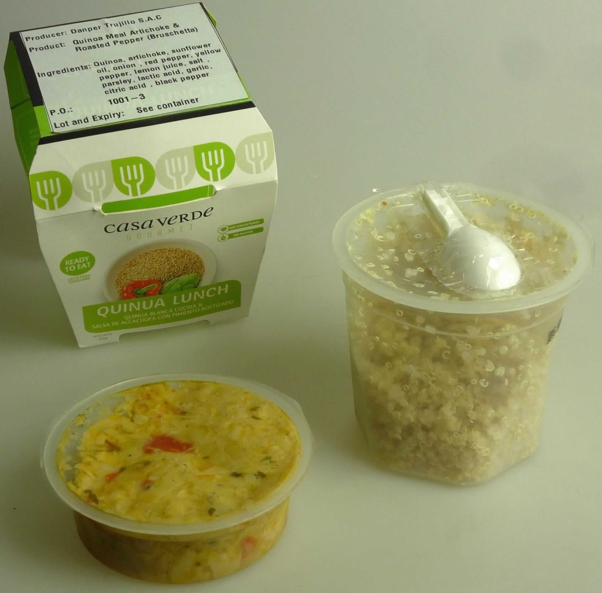 Quinoa-Fertiggericht

Antragsangaben:
Quinoa-Salat mit Sauce "Artischocke & geröstete Paprika (Bruschetta)"

Beschreibung des vorgelegten Warenmusters:
Zwei verschieden große, durchsichtige Kunststoffbecher (Höhe ca. 3 cm bzw. 8 cm; Durchmesser ca. 8 cm) 
mit abziehbarer Deckelfolie luftdicht verschlossen, wobei der kleinere Becher umgekehrt auf dem größeren Becher aufliegt; zwischen den beiden Bechern befindet sich eine zusammenklappbare Plastikgabel, verpackt in Klarsichtfolie; die beiden Becher umschließt eine bunt bedruckte Karton-Banderole mit Angaben zum Produkt in spanischer Sprache (Quinua blanca cocida & salsa de alcachofa con pimiento rostizado; 225 g) und beklebt mit einem Etikett in Englisch (Quinoa Meal Artichoke & Roasted Pepper). Außerdem werden Angaben gemacht zu den Zutaten (siehe Feld 8) und zur Zubereitung (bildhaft dargestellt: Erzeugnis im kleinen Becher mit dem gekochten Quinoa im großen Becher vermischen; kalt servieren oder in der Mikrowelle erwärmen).
Inhalt: großer Becher: feuchtes, weich gekochtes, verzehrfertiges, hellbeiges Quinoa mit schwach säuerlichem Geschmack; kleiner Becher: stückige Zubereitung aus Artischocken, Zwiebeln und gelbem und rotem Paprika in einer öligen gelborangen Flüssigkeit, durchsetzt mit klein geschnittenen Kräutern, mit würzigem Geruch und würzigem, säuerlichem Geschmack, u. a. nach Artischocken und Paprika.

Es liegt eine Warenzusammenstellung in Aufmachung für den Einzelverkauf vor, wobei der Charakter der 
Ware aufgrund seiner Bedeutung für das herzustellende Gericht durch das durch Kochen zubereitete 
Quinoa-Getreide bestimmt wird.

Getreide (ausgenommen Mais) in Form von Körnern, vorgekocht, anderweit weder genannt noch inbegriffen, 
auf der Grundlage von Quinoa (Reismelde)