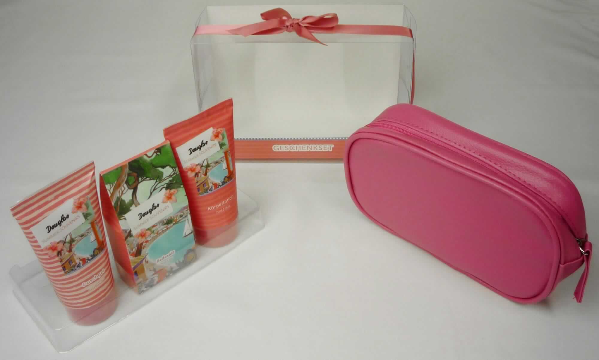 Zubereitung zum Waschen der Haut; Duschgel

Bei der vorgelegten Ware handelt es sich um ein vierteiliges Geschenkset. Enthalten sind eine Körperlotion, Badesalz, Duschgel und eine Kosmetiktasche. Die Bestandteile sind in einem Pappkarton mit Sichtfenster verpackt. Es handelt sich nicht um eine für den Einzelverkauf aufgemachte Warenzusammenstellung, da die Bestandteile nicht der Befriedigung eines speziellen Bedarfs oder der Ausübung einer bestimmten Tätigkeit dienen (die Kosmetiktasche dient nicht der Körperpflege). Die Bestandteile des Sets sind getrennt einzureihen.

Duschgel:

Das enthaltene Duschgel ist in einer Kunststofftube (deklarierter Inhalt: 75 ml) in Aufmachung für den Einzelverkauf abgefüllt. Nach den Verpackungsangaben (s. Feld 8) sind hauptsächlich grenzflächenaktive Stoffe enthalten.

Das Duschgel ist als Zubereitung zum Waschen der Haut in die Unterposition 3401 3000 der Kombinierten Nomenklatur einzureihen.