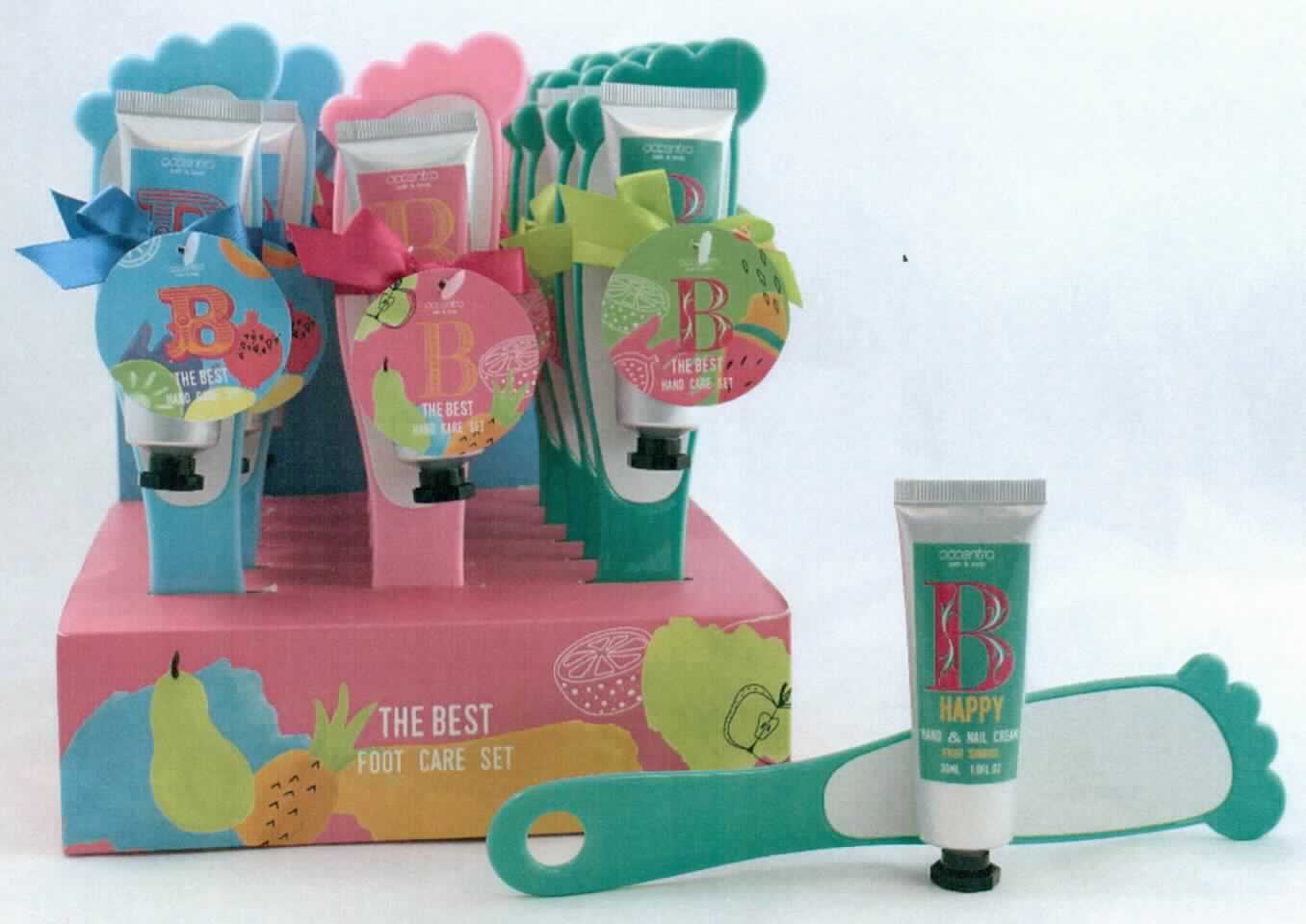 Angaben:
Fußpflegeset "The Best" mit 30 ml Fußlotion und Fußfeile mit Schleifstoff aus Sand.

Warenbeschaffenheit:
Mintfarbene Hornhautfeile in Form eines Fußes mit Griff mit zwei weißen, unterschiedlich großen, selbstklebenden Schleifpads auf Kunststoffunterlage und 30 ml Fußcreme.

Befund:
Natürliche oder künstliche Schleifmittel, in Pulver- oder Körnerform, auf einer Unterlage aus anderen Stoffen