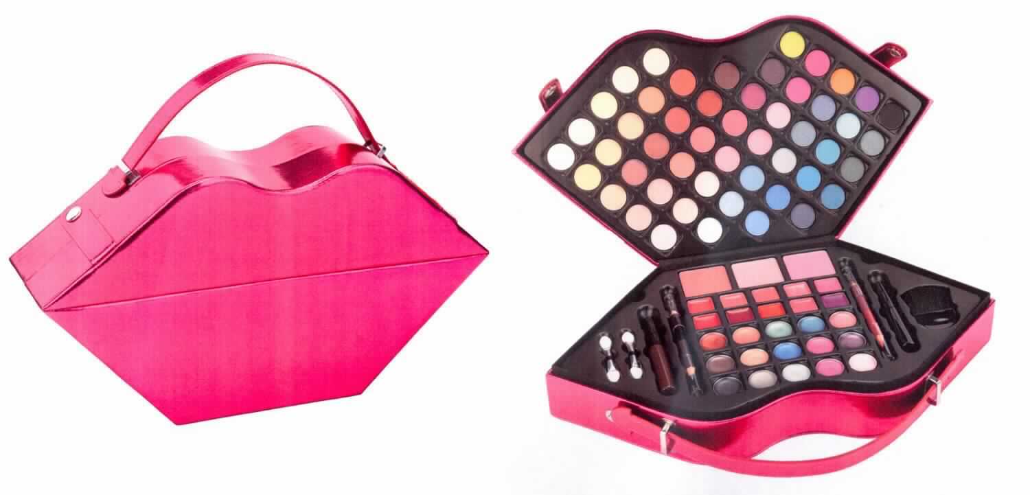 Schmink-Set

Bei der vorgelegten Ware handelt es sich nach den vorgelegten Angaben um eine Warenzusammenstellung in Aufmachung für den Einzelverkauf als Schmink-Set, bestehend aus:

- 50x Lidschatten
- 10x Lipgloss
- 12x Creme Lidschatten
- 3x Body Glitter
- 3x Rouge
- 2x Mascara
- 1x 2farbiger Kajal
- 1x 2farbiger Lippenkonturenstift
- 2x Doppel-Applikator
- 1x flacher Rougepinsel

Die Erzeugnisse sind in einem rosanen Kosmetikkoffer in Form eines "Kussmunds" mit Tragegriff und Einlagen mit Kavitäten für die Einzelkomponenten aufgemacht. 

Die Warenzusammenstellung ist in die Position 3304 der Kombinierten Nomenklatur (zubereitete Schminkmittel) einzureihen. Bei den Waren der Position 3304 sind die Waren der Unterposition 3304 20 aufgrund ihres Umfangs charakterbestimmend.