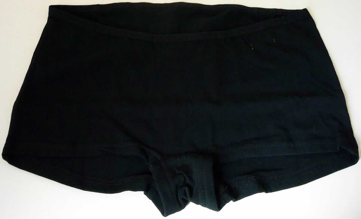 Unterhose, sog. Woman's Panty, Art. 8005, Größe M, Foto siehe Anlage,
- in einer bedruckten Pappschachtel verpackt,
- aus ca. 0,6 mm dicken, einfarbigen Gewirken aus laut Antrag 95 % Baumwolle und 5 % Elasthan 
  (synthetische Chemiefasern),
- als Taillenslip gearbeitet, am oberen Rand mit einer Randeinfassung aus Gewirken,
- ohne Öffnung und ohne Verschluss,
- aufgrund des Schnitts eindeutig als Frauenkleidung erkennbar,
- mit hohen Beinausschnitten, an den Abschlüssen durch Umschlagen und Festnähen gesäumt.

"Unterhose, aus Gewirken, für Frauen, aus Baumwolle"