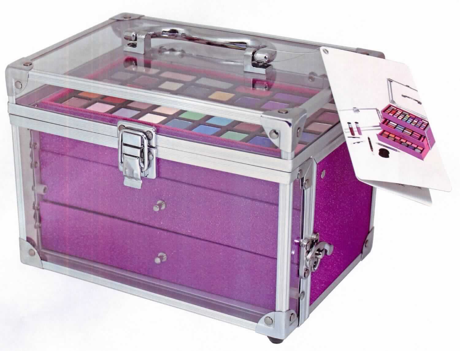 Schmink-Set

Bei der vorgelegten Ware handelt es sich nach den vorgelegten Angaben um eine Warenzusammenstellung in Aufmachung für den Einzelverkauf als Schmink-Set, bestehend aus:

- 42x Lidschatten
- 12x Creme Lidschatten
- 6x Body Glitter
- 7x Rouge
- 2x Lipgloss incl. Applikator
- 2x 2farbiger Kajal
- 2x Doppel-Applikator
- 1x Rougepinsel

Die Erzeugnisse sind in einem quaderförmigen, aufklappbaren Kosmetikkoffer mit Tragegriff und Einlagen mit Kavitäten für die Einzelkomponenten aufgemacht. 

Die Warenzusammenstellung ist in die Position 3304 der Kombinierten Nomenklatur (zubereitete Schminkmittel) einzureihen. Bei den Waren der Position 3304 sind die Waren der Unterposition 3304 20 aufgrund ihres Umfangs charakterbestimmend.