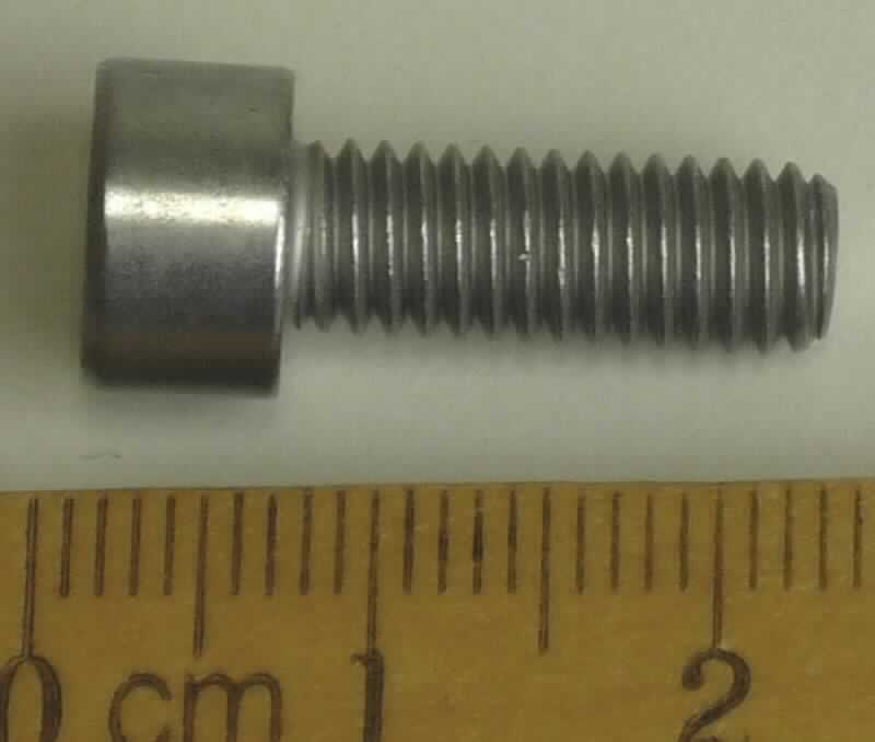 Es handelt sich um Schrauben aus Stahl (kein nicht rostender Stahl), mit Zylinderkopf mit Innensechskant und einem bis zum Kopf reichenden Gewinde, mit stumpfem Gewindeende (keine gewindeformende Schraube).
Gesamtlänge: ca. 22 mm, Gewindedurchmesser: etwa 5 mm
-Antragstellerangaben-

Abbildung siehe Anlage.

Derartige Erzeugnisse gehören als "andere Schrauben aus Stahl, mit Gewinde, mit Kopf mit Innensechskant" zum TARIC-Code 7318 1568 90.