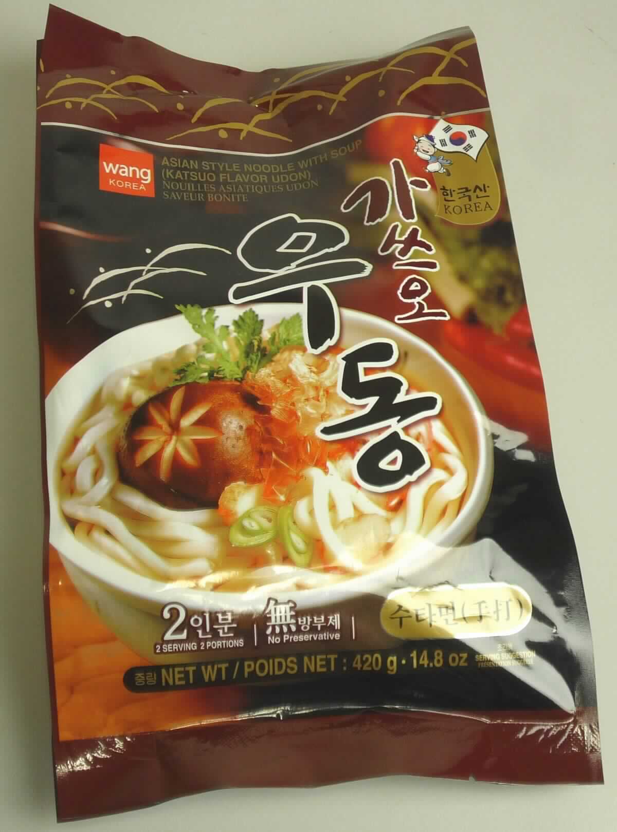 Instant-Nudelsuppe asiatischer Art 

Antragsangaben:
Wang Nudelsuppe asiatischer Art (Katsuo Gatsumat U-Dong) 420 g

Beschreibung des vorgelegten Warenmusters (in Originalumschließung):
Bedruckter und etikettierter Schlauchfolienbeutel; darin zwei nicht bedruckte Kunststofffolienbeutel mit gelblichen, 
länglichen, feuchten, leicht fettigen, vorgekochten Nudeln mit rechteckigem Querschnitt (ca. 6 mm x 4 mm; insge-
samt 400 g), zwei kleine, bedruckte  Kunststofffolienbeutel mit getrockneten Frühlingszwiebelstücken, kleinen Ex-
trudaten und Fischstücken (insgesamt 4 g) und zwei kleine bedruckte Kunststofffolienbeutel mit einem braunen, 
feinen Suppenpulver (insgesamt 16 g).
Der Verpackungsaufdruck enthält Angaben zum Erzeugnis (Instant-Nudelsuppe asiatischer Art; Katsuo Gatsumat 
U-Dong; 420 g), zu den Zutaten (siehe Feld 8) und zur Zubereitung (Nudeln und Suppenpulver in 400 ml kochendes 
Wasser geben und 2 Minuten kochen lassen, dann die getrockneten Flocken darüber streuen und servieren).

Es liegt eine Warenzusammenstellung in Aufmachung für den Einzelverkauf zur Herstellung eines Nudelgerichts 
vor, deren Charakter in Bezug auf den gewichtsmäßigen Anteil und die Bedeutung für das Gericht von den ge-
kochten Teigwaren bestimmt wird.

Teigwaren, gekocht, nicht gefüllt und nicht getrocknet