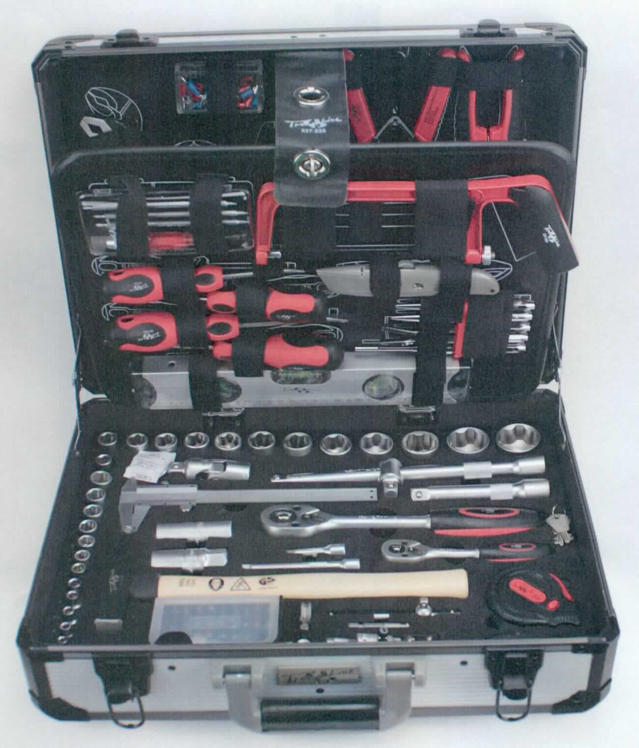 "Werkzeugkoffer";

Warenzusammenstellung in Aufmachung für den Einzelverkauf, bestehend aus

- einer Zusammenstellung von Werkzeugen aus zwei oder mehr der Pos. 8202 bis 8205
  (= Pos. 8206), bestehend aus

- - 1 Metallsäge						
- - 3 Ersatzsägeblätter für die Metallsäge					
- - 1 Metallfeile							
- - 1 Beißzange								
- - 1 Sicherungsringzange					
- - 3 Einsätze für Sicherungsringzangen			
- - 1 Wasserpumpenzange						
- - 1 Kombizange						
- - 1 Spitzzange							
- - 1 Kabelschuhklemmzange						
- - 1 Blechschere						
- - 1 Seitenschneider							
- - 2 Ratschen; (1/2" und 1/4") Vierkantantrieb			
- - 26 Steckschlüsseleinsätze; (13 x 1/2" und 13 x 1/4")			
- - 2 Kardangelenke (Innenvierkant auf Außenvierkant)		
- - 5 Verlängerungen (Innenvierkant auf Außenvierkant)		
- - 2 Zündkerzensteckschlüsseleinsätze			
- - 2 Adapter							
- - 1 verstellbarer Gabelschlüssel				
- - 9 Winkelschraubendreher (Innensechskant)		
- - 9 Gabelringschlüssel					
- - 1 Antriebsteil mit T-Griff mit Gleitstück							
- - 1 Antriebsteil für T-Griff						
- - 4 Schraubenzieher								
- - 5 Splinttreiber							
- - 1 noch nicht zusammengesetzten Steckschraubenzieher; bestehend aus einem 
    Schraubenzieher und einem Schraubendrehereinsatz aus unedlem Metall dieser kann 
    in verschiedenen Winkeln festgestellt werden und dadurch gleichermaßen als 
    Winkelschraubendreher (Pos. 8204) als auch als Schraubendreher mit geradem Antrieb
    (Pos. 8205) genutzt werden; aufgrund der verschiedenen Funktionen in Anwendung der 
    AV 3 c) der letzten der gleichermaßen in Betracht kommenden Positionen zu zuweisen 
   (Pos. 8205)
- - 1 Steck-Feinschraubenzieher				
- - 1 Hammer								

- 3 Aufsätze für Steck-Feinschraubenzieher				

- 29 Bits							

- 1 Teppichmesser							

- 1 Bit-Verlängerung						

- 1 Bithalter							

- 1 Kabelschuhset (40 Stück)						

- 1 Maßband							

- 1 Schieblehre							

- 1 Wasserwaage						

- 1 Kabelbinderset (10 Stück)					

- alle Werkzeuge mit arbeitendem Teil aus unedlem Metall

- hinsichtlich der Menge, des Gewichtes und des Wertes bestimmt die Werkzeugzusammenstellung 
  der Pos. 8206 den Charakter der Warenzusammenstellung

- gemeinsam zur Aufnahme der o. a. Erzeugnisse in einem passgenauen und zum dauernden
  Gebrauch geeigneten Aluminium Koffer aufgemacht 

Abbildung siehe Anlage.

Derartige Erzeugnisse gehören als "Zusammenstellungen von Werkzeugen, mit arbeitendem
Teil aus unedlem Metall, aus zwei oder mehr der Positionen 8202 bis 8205, in Aufmachungen
für den Einzelverkauf" zum TARIC-Code 8206 0000 00.
