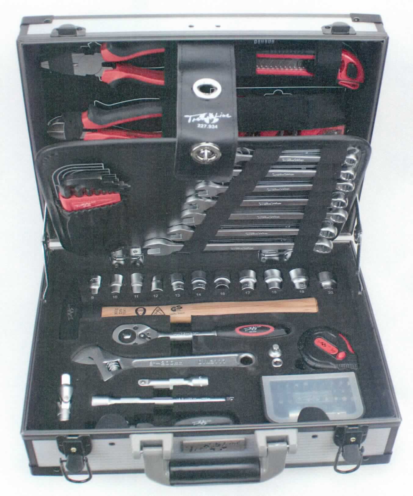 "Werkzeugkoffer 91 tlg."; 
Warenzusammenstellung in Aufmachung für den Einzelverkauf, bestehend aus

- einer Zusammenstellung von Werkzeugen aus zwei oder mehr der Pos. 8202 bis 8205
  (= Pos. 8206), bestehend aus

- - 1 Spitzzange

- - 1 Seitenschneider

- - 1 Kombizange 

- - 4 Schraubendrehern SL (6,5 x 100 mm; 5,5 x 7,5 mm) und PZ (75 und 100 mm)

- - 1 Rollgabelschlüssel 

- - 7 Ring-/Maulschlüsseln (8, 10, 11, 12, 13, 14, 17 mm)

- - 7 Winkelschraubendrehern (2,5, 3, 4, 5, 6, 8, 10 mm)

- - 1 Ratschengriff 

- - 1 Hammer 

- - 1 Bithalter (1/4" x 60 mm)

- - 11 auswechselbaren Steckschlüsseleinsätzen (9, 10, 11, 12, 13, 14, 16, 17, 18, 19, 20 mm) 

- - 1 Ratsche 

- - 1 Kardangelenk, Innenvierkant auf Außenvierkant

- - 1 Säge

- - 1 Adapter 3/8" x 1/4" 

- - 1 1/4" Adapter, Innenvierkant auf Außenvierkant 

- - 2 Verlängerungen 75 und 100 mm, Innenvierkant auf Außenvierkant

- 30 Schraubendrehereinsätzen (HX2, HX2.5, HX3, HX3.5, HX 4, HX5, HX 6; PH0, PH1, PH2, PH3, PH4; 
  PZ0, OZ1, PZ2, PZ3, PZ4, SL3, SL4, SL4.5, SL5, SL5.5, SL6, SL7; 
  TX10, TX15, TX20, TX25, TX27, TX30)
 
- 16 Bohrer (Betonbohrer, Holzbohrer und Stahlbohrer) in unterschiedlichen Größen

- 1 Rollmaßband 

- 1 Cuttermesser 

- alle Erzeugnisse (mit Ausnahme des Rollmaßbandes) vollständig bzw. mit arbeitendem 
  Teil aus Stahl

- aufgemacht in einem speziell für die Aufnahme der o.a. Ezeugnissehergerichteten 
  Aluminium-Koffer, welcher für den dauernden Gebrauch geeignet ist

- die Schraubendrehereinsätze sind zusätzlich in einer Box aufgemacht

- die Werkzeugzusammenstellung der Pos. 8206 bestimmt den Charakter der 
  Warenzusammenstellung aufgrund des Wertes und Gewichtes

Abbildung siehe Anlage.

Derartige Erzeugnisse gehören als "Zusammenstellungen von Werkzeugen, mit arbeitendem
Teil aus unedlem Metall, aus zwei oder mehr der Positionen 8202 bis 8205, in Aufmachungen
für den Einzelverkauf" zum TARIC-Code 8206 0000 00.