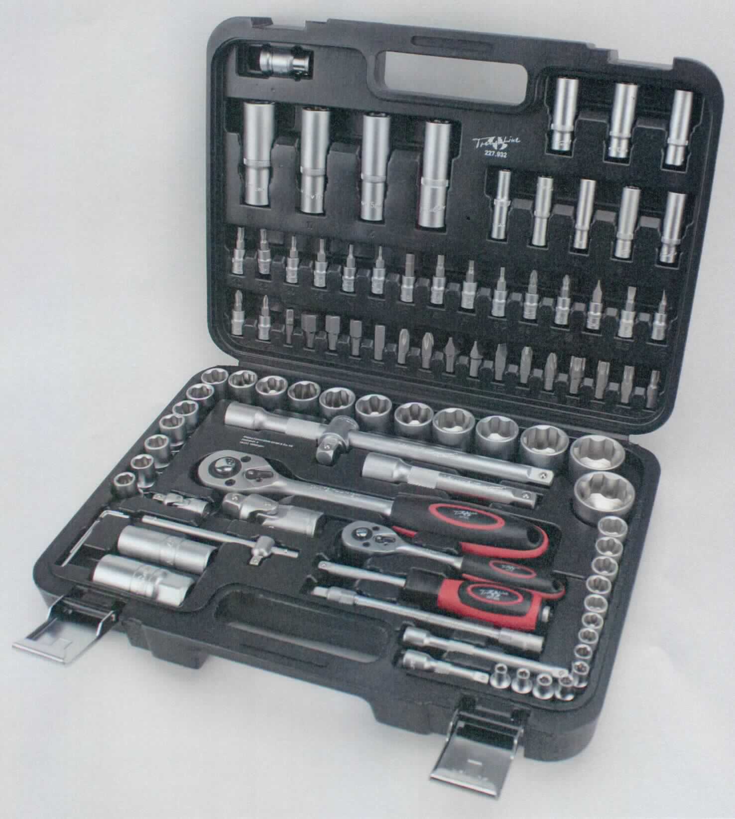 "Steckschlüssel-Set-94 tlg.";
Warenzusammenstellung in Aufmachung für den Einzelverkauf, bestehend aus

- zwei Antriebsteilen (Griff) für auswechselbare Steckschlüsseleinsätze aus unedlem Metall,
  am oberen Ende auf Rechts-/Linksgang umschaltbar, am anderen Ende mit einem 
  Gummi-Handgriff ummantelt (Pos. 8204)

- einem Antriebsteil Schraubendreher (gerade), bestehend aus einem Griff aus Kunststoff
  mit Außenvierkantantrieb (Pos. 8204)

- zwei Antriebsteilen (T-Griff mit Gleitstück) für auswechselbare Steckschlüsseleinsätze aus 
  unedlem Metall, mit Vierkantantrieb in Form eines Außenvierkants (Pos. 8204)

- 45 auswechselbare Steckschlüsseleinsätzen, vier Verlängerungen und zwei Kardangelenken
  jeweils von Innenvierkant auf Außenvierkant, jeweils aus unedlem Metall 
  (Pos. 8204)

- drei Winkelschraubendrehern (Pos. 8204)

- 32 Schraubendrehereinsätzen aus unedlem Metall (Pos. 8207)

- zwei Adaptern aus unedlem Metall

- gemeinsam in einem speziell für die Aufnahme der o.a. Erzeugnisse hergerichteten, für den 
  dauernden Gebrauch geeigneten Kunststoffkoffer aufgemacht

- hinsichtlich Wert, Menge und Gewicht bestimmen die Waren der Pos. 8204 den Charakter 
  der Warenzusammenstellung

- innerhalb der Pos. 8204 sind hinsichtlich Wert, Menge und Gewicht die Waren der 
  Unterposition 8204 20 (Steckschlüsseleinsätze, Verlängerungen, Kardangelenk,
  Antriebsteile) charakterbestimmend

Derartige Erzeugnisse gehören als "auswechselbare Steckschlüsseleinsätze auch mit Griff aus
unedlem Metall und Teile davon aus unedlem Metall" zum TARIC-Code 8204 2000 00.