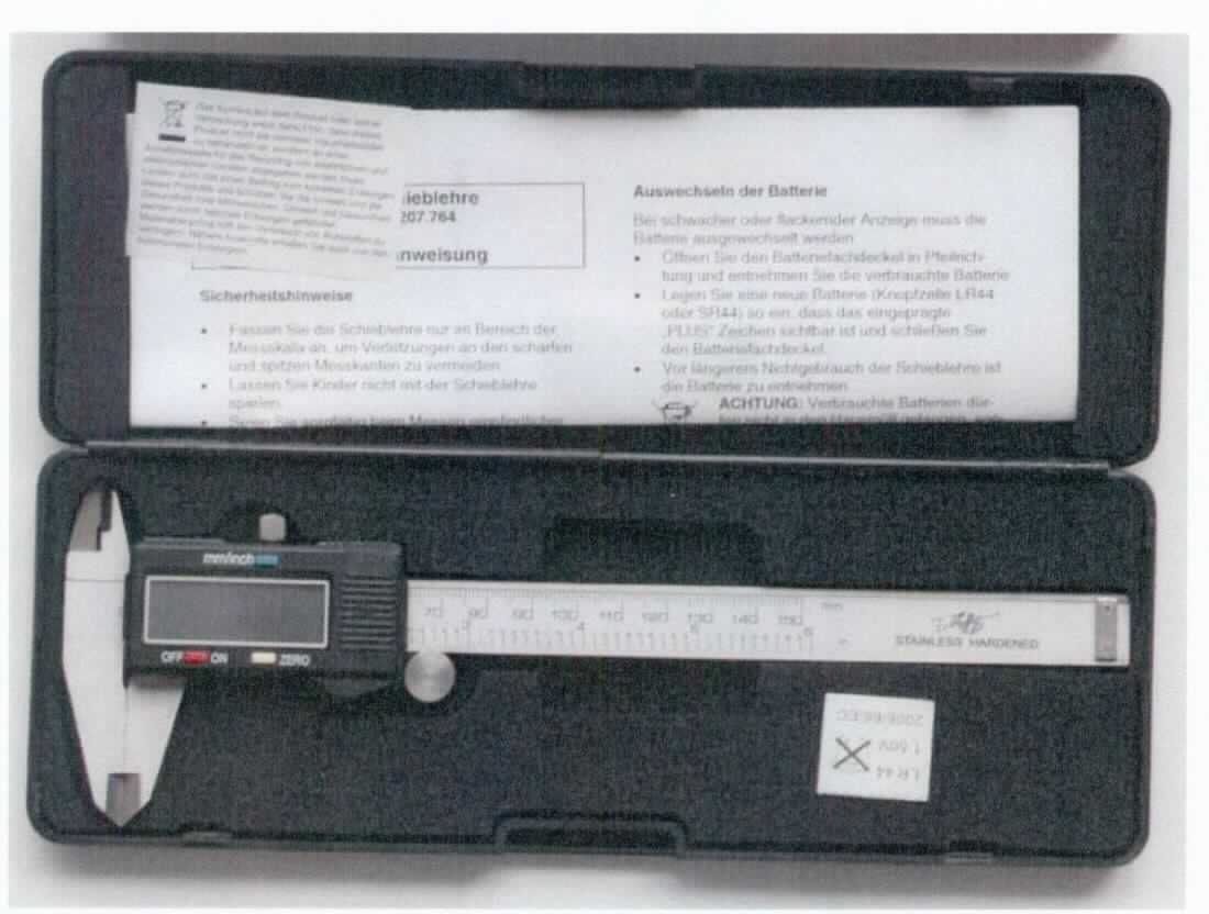 Sog. Elektronik-Schieblehre, im Wesentlichen bestehend aus einem Stab aus unedlem Metall mit zwei festen Messschenkeln, verschiedenen Messskalen auf dem Stab, einer Feststellschraube und einem beweglichen Schieber an der Rückseite des Stabs und einem LC-Display mit drei Tasten in verschiedenen Farben (blau, rot, gelb).
Die Ware dient der Außen-, Innen- und Tiefenmessung von Gegenständen. Zur Außen- und Innenmessung werden die beiden Messschnäbel und zur Tiefenmessung wird die Tiefenmessstange verwendet. Die jeweils ermittelten Größen werden auf dem Display angezeigt. Das Display ist batteriebetrieben.
Die Ware und eine Bedienungsanleitung ("De-minimis-Regel") sind in eine flache Plastikbox mit spezieller Kunststoffauskleidung verpackt. Diese wird von einer Pappverpackung umhüllt.

Zur äußeren Form siehe Abbildung in der Anlage.

Die Ware wird als "Längenmessinstrument für den Handgebrauch in Form einer Schieblehre" eingereiht.
