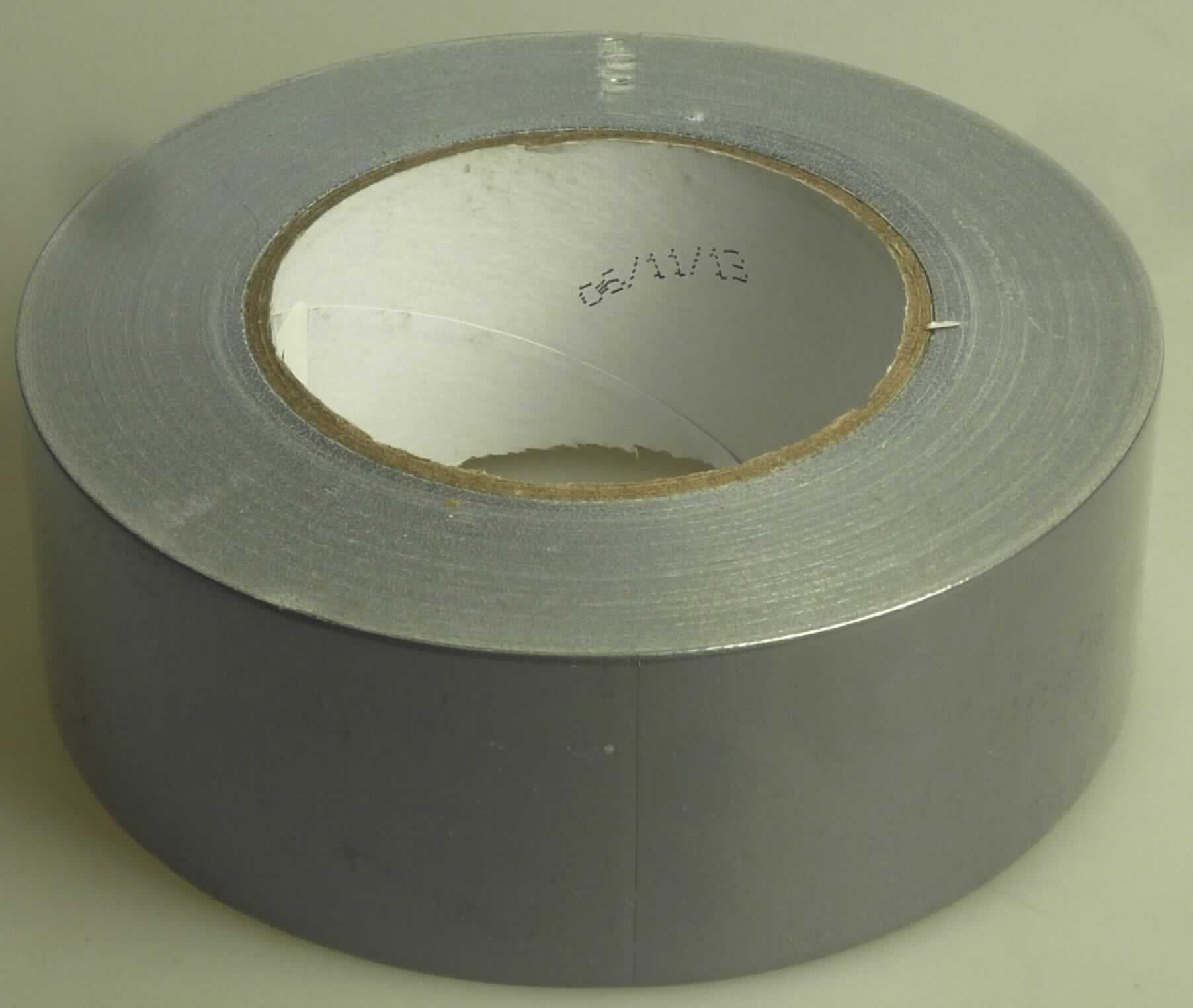 Klebeband, sog. Gewebeklebeband, Foto siehe Anlage,
- als Meterware auf Rollen; laut Antrag mit einer Länge von ca. 50 m und einer Breite von ca. 48 mm,
- aus einem undichten Gewebe aus Spinnstoffen, das auf der Oberseite mit bloßem Auge wahrnehmbar mit einer 
  Kunststofffolie (kein Zellkunststoff; laut Antrag Polyethylen) und auf der Unterseite mit einer Schicht aus einem 
  laut Antrag Kautschukkleber überzogen ist,
- augenscheinlich mit einem Quadratmetergewicht von unter 1500 Gramm (ohne Unterlage),
- insbesondere im Hinblick auf den Verwendungszweck verleiht der Kautschuk der Ware ihren wesentlichen 
  Charakter.

"Kautschutiertes Gewebe, anderes als solche der Position 5902, Klebeband, mit einer Breite von weniger als
 20 cm"