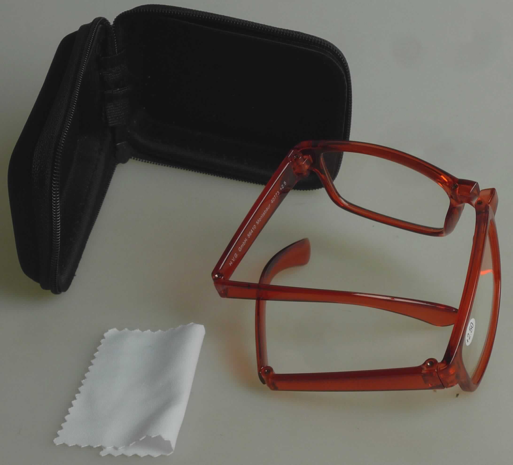 Sog. "faltbare Lesebrille, 40773", im Wesentlichen bestehend aus einer Brillenfassung und Brillengläsern aus Kunststoff. Diese sind optisch bearbeitet und dienen zur Korrektur einer Weitsichtigkeit, mit positiven Dioptrienwerten 
(von +1,5 bis zu +3,5). Der Nasensteg und die Bügel lassen sich jeweils zusammenklappen und ermöglichen so ein handliches Format.

Die Lesebrille ist in unterschiedlichen Farben erhältlich und zusammen mit einem Putztuch ("De-minimis-Regel") in einem zur Aufnahme der Brille passend hergerichteten und zur dauerhaften Aufbewahrung geeigneten Etui aus Kunstleder verpackt, das sich wiederum in einer Kunststoffverpackung befindet..

äußere Form: siehe Abbildung in der Anlage

Die Ware wird als "Brille (Korrektionsbrille), andere als Sonnenbrille, mit Brillengläsern aus Kunststoffen" eingereiht.