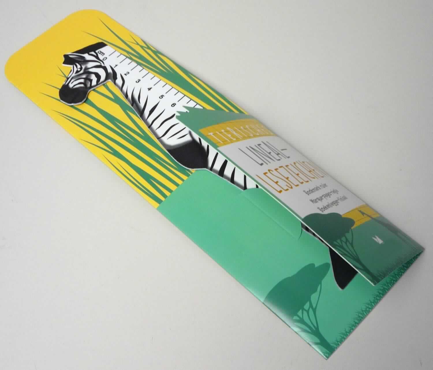 Sog. "tierisches Lineal" (Artikel-Nr. 26066), im Wesentlichen bestehend aus einem insgesamt ca. 22,5 cm langen und stellenweise bis zu 5,0 cm breiten Lineal aus schwarz-weißem Kunststoff in Form eines stilisierten Zebras, mit einer Ableseskala in cm-Einteilung (0 - 20 cm).

Das Lineal ist ein Hilfsmittel zum Messen von Längen, welches auch zum Zeichnen gerader Linien oder als Lesezeichen genutzt werden kann. Es wird in einer Papphülle und Kunststofffolie verpackt für den Einzelverkauf aufgemacht.

Die Ware wird als "Längenmessinstrument für den Handgebrauch, im Kapitel 90 anderweit weder genannt noch inbgegriffen, Lineal mit Maßeinteilung" eingereiht.

Anlage: 1 Abbildung