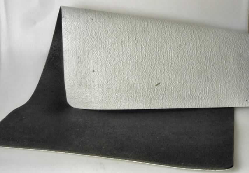 Fußbodenbelag, sog. Fußmatte mit Filzoberfläche, rutschfest, Art. DMN-4-44 und DMN-4-40, Foto siehe Anlage,
- laut Antrag:
-- annähernd rechteckig, mit abgerundeten Ecken (somit konfektioniert); mit den Abmessungen: 40 cm x 60 cm 
    bzw. 44 cm x 67 cm,
-- aus Nadelfilz,
-- nicht getuftet oder beflockt,
-- auf der Rückseite mit einer durch Kleben angebrachten Platte aus augenscheinlich Kautschuk (Gummi),
-- als eigenständiges Einzelstück (keine Fliese),
-- ohne Hinweise auf Handarbeit,
- die Ware weist aufgrund ihrer Dicke, Steifheit und Widerstandsfähigkeit die charakteristischen Merkmale eines
  Fußbodenbelags auf.

"Konfektionierter Fußbodenbelag, aus Filz, weder getuftet noch beflockt, keine Fliese, nicht handgearbeitet"