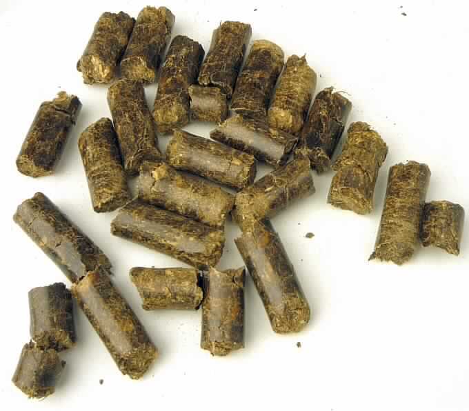 Pellets aus Maisstängeln und Maisblättern.

Antragsangaben: Pellets, ausschließlich aus Pflanzenresten vom Mais (Stängel und Blätter), keine Maiskolben enthaltend, ohne Zusätze oder Verunreinigungen, grundsätzlich als Tiefutter geeignet, zur energetischen Verwendung/Verbrennung. Das Rohmaterial wird getrocknet, zerkleinert und pelletiert.

Beschaffenheit des vorgelegten Warenmusters: braune, mit hellen Anteilen durchzogene, harte, zylindrische Pelletes mit einem Durchmesser von ca. 0,8 cm und unregelmäßiger Länge.

Pflanzliche Stoffe und pflanzliche Abfälle, pflanzliche Rückstände und pflanzliche Nebenerzeugnisse der zur Fütterung verwendeten Art, auch in Form von Pellets, anderweit weder genannt noch inbegriffen, andere.