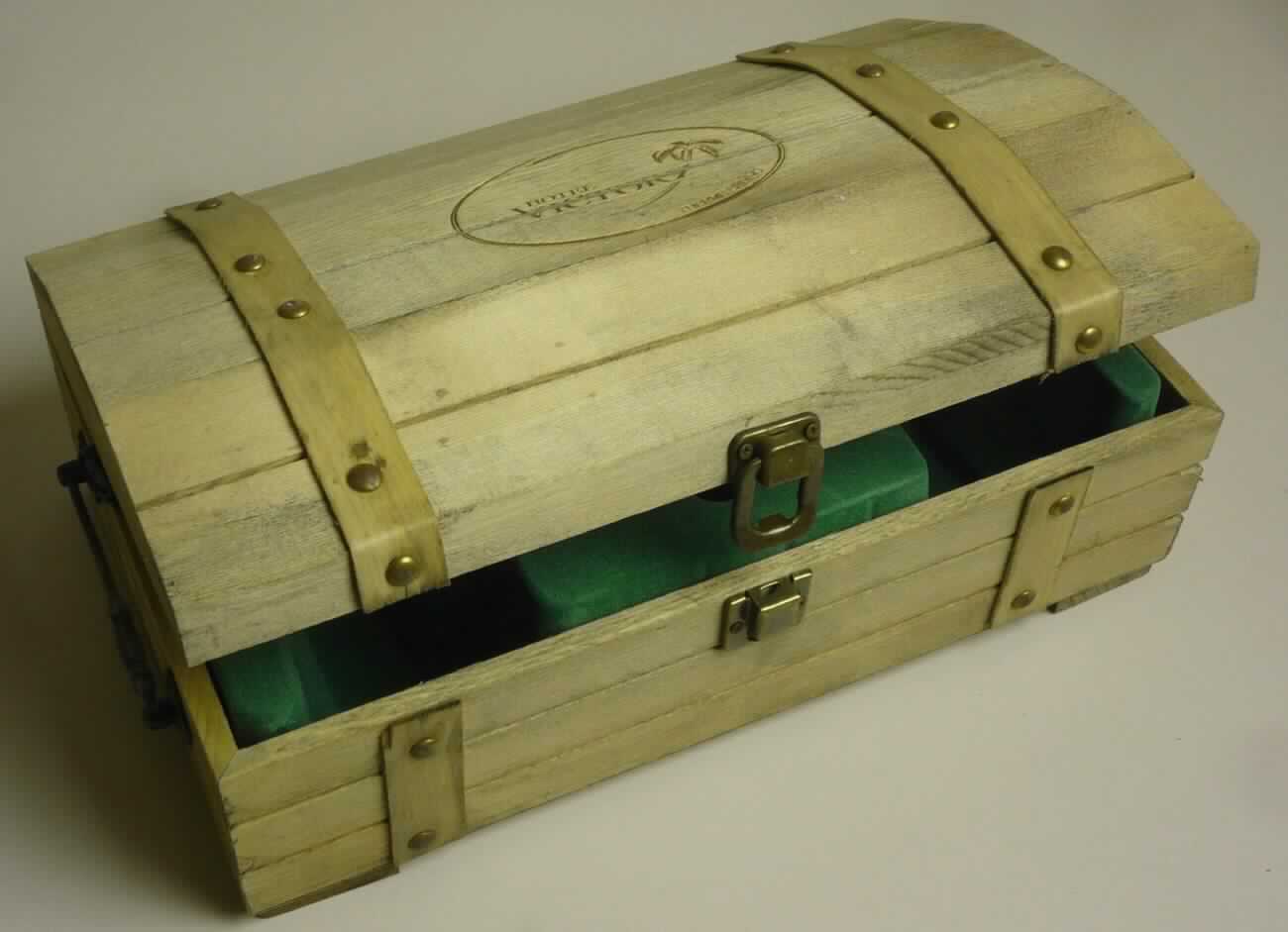 Holzkiste,  Art. HK01KOBO046-114076-1
- annähernd quaderförmige, gebeizte, sorgfältig gearbeitete Kiste aus Kiefernholz (lt. Antragsteller), 
  mit aufklappbarem leicht gebogenem Deckel, mit Scharnieren, Verschluß, Beschlägen 
  und Griffen auf beiden Schmalseiten aus unedlem Metall,
- ohne Inneneinteilung,
- in den Abmessungen: ca. 30 x 18 x 11 cm,
- mit einem eingelegten Inlay aus Kunststoff, mit passgenauen Vertiefungen für die Aufnahme von
  Körperpflegeprodukten,
- aufgrund der geringen Höhe/Größe nicht erkennbar dazu bestimmt auf den Boden gestellt zu werden 
  (kein Möbel der Position 9403),
- zur Präsentation von Körperpflegeprodukten (kein Verpackungsmittel der Position 4415).
(Abbildung siehe Anlage)

Der Charakter der Kiste wird hinsichtlich des Umfanges, der Bedeutung für die Verwendung und des
Wertes durch das Holz bestimmt.

"Innenausstattungsgegenstand aus Holz, nicht aus tropischem Holz im Sinne der Zusätzlichen Anmerkung 2 zu Kapitel 44 (zusammengesetzte Ware aus Holz -charakterbestimmend- Metall und Kunststoff); sog. Dekoartikel Kiste"