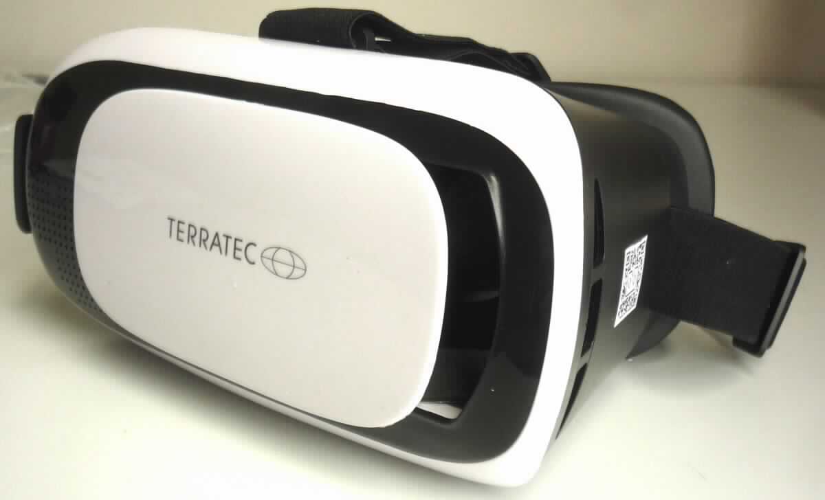 Sog. VR-Brille für Smartphones "Terratec VR-1", im Wesentlichen bestehend aus einem Kunststoffkorpus mit Einschub zum Einlegen des Telefons und einem verstellbaren Kopfband aus Spinnstoffen sowie zwei optischen 42 mm Linsen aus Kunststoff (äußere Form siehe Abblildung in der Anlage). Das Gerät dient zum Betrachten von auf Smartphone abgespielten Videos im 3D-Format und für die dreidimensionale Darstellung von 3D-Spielen.
Das Gerät ist zusammen mit einer Bedienungsanleitung in einem Pappkarton verpackt

Die Ware wird als "brillenähnliche Ware, keine Sonnenbrille, mit Brillengläsern aus Kunststoffen" eingereiht.