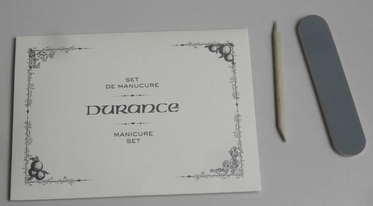 "Maniküre-Set in Papierumschlag"

- Zusammenstellung für die Hand- und Fußpflege, bestehend aus

- - einem Nagelhautschieber/Nagelreiniger aus Holz

- - einer Nagelfeile aus Kunststoff mit beidseitig aufgebrachtem Schleifstoff (grob - fein)

- gemeinsam in einer Art Briefumschlag und zusätzlich in Kunststoffbeutel verpackt

- zur Abgabe an Gäste von Hotels

Abbildung siehe Anlage.

Derartige Erzeugnisse gehören als "Zusammenstellung für die Maniküre oder Pediküre, 
einschließlich Nagelfeilen" zum TARIC-Code 8214 2000 00.