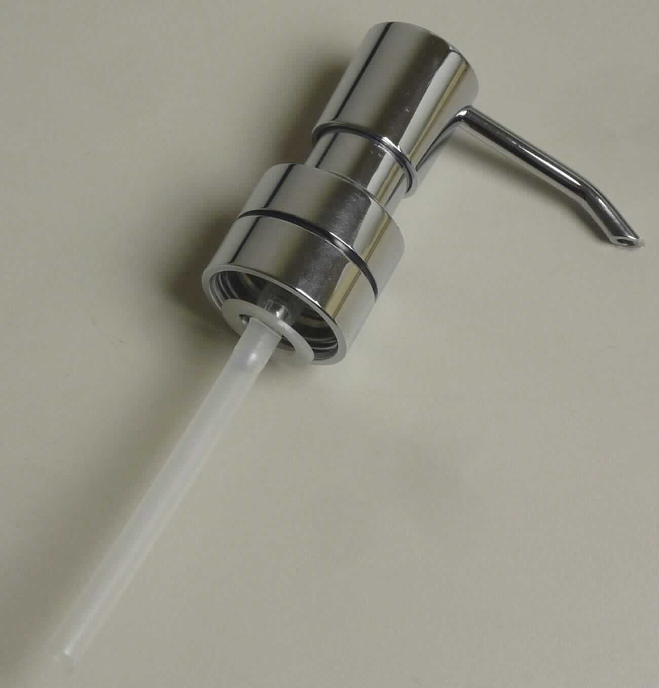 Sog. Pumpaufsatz, Art.-Nr. CSDK711-100005-1
- in Form einer als Behälteraufsatz konzipierten Flüssigkeitspumpe mit federbetätigtem 
  Kolbenmechanismus, Kugelventil, Ausgabetülle, Schraubfassung, Ansaugrohr, Dichtungsring
  und Pumpenkopf aus unedlem Metall (Abbildung siehe Anlage),
- zum Aufschrauben auf eine Flasche, zur mengendosierten Ausgabe von Flüssigkeiten.

"Flüssigkeitspumpe, Handpumpe, nicht mit Messvorrichtung ausgestattet oder ihrer Beschaffenheit
 nach zur Aufnahme einer Messvorrichtung bestimmt, nicht für zivile Luftfahrzeuge - sog. Pumpe"