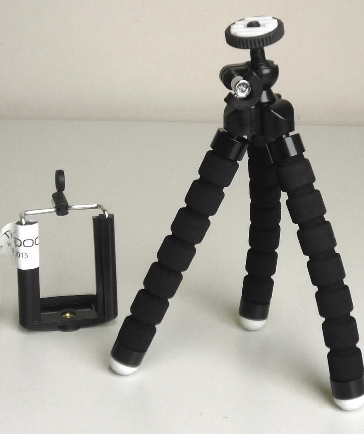 Bei dem als "Ultron Tripod" bezeichneten Erzeugnis (Art.Nr.: 167886) handelt es sich um ein Dreibeinstativ aus Kunststoff. Es besteht im Wesentlichen aus drei ca. 15 cm langen, biegsamen Beinen aus Kunststoff und einem Kunststoffaufsatz zur Verwendung mit Kameras oder Smartphones am oberen Ende. Es dient als sicherer Stand auch auf unebenen Flächen für Kameras und Smartphones.
Das Stativ verfügt über mehrere Funktionen (Halterung von Kameras und Smartphones), so dass es innerhalb der Position 9620 in die zuletzt genannte der in Betracht kommenden Unterpositionen einzureihen ist. 

Das in einer Verkaufsverpackung aufgemachte Erzeugnis wird als "Dreibeinstativ, nicht von der Unterposition (KN) 9620 0010 erfasst, aus Kunststoff" eingereiht.