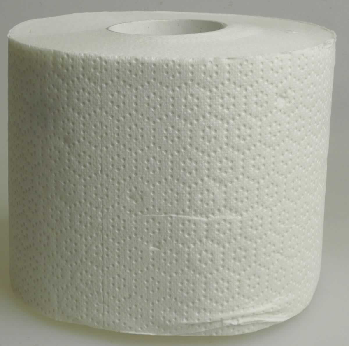 Bei der als "Toilettenpapier" bezeichneten Ware handelt es sich nach dem vorgelegten Warenmuster um ein dreilagiges Toilettenpapier, in Rollen (auf einer Papphülse) mit einer Breite von etwa 9,6 cm, das sich anhand von Querperforationen in 200 Blätter (Format etwa 9,6 x 13,3 cm) abreißen lässt. Die drei Lagen haben jeweils ein Quadratmetergewicht von weniger als 25 g und sind durch Prägen miteinander verbunden. Nach den Angaben der Antragstellerin sind acht Rollen gemeinsam verpackt. 

Abbildung siehe Anlage.

Derartige Waren gehören als "Toilettenpapier, von der im Haushalt oder zu sanitären Zwecken verwendeten Art, in Rollen mit einer Breite von 36 cm oder weniger, mit einem Quadratmetergewicht pro Lage von 25 g oder weniger" zum TARIC-Code 4818 10 10 00.