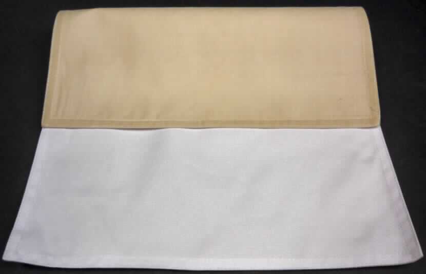 Tischwäsche, sog. Textil-Tischset 2-lagig, Art. TSN-4, Foto siehe Anlage,
- laut Antrag:
-- rechteckig; mit den Abmessungen von ca. 41 cm x 29 cm,
-- doppellagig gearbeitet; aus ca. 0,2 mm dicken, einfarbigen Geweben und ca. 0,4 mm dicken, einfarbigen 
    Geweben; beide aus 90 % Polyester (synthetische Chemiefasern) und 10 % Baumwolle,
-- an den Rändern zusammengenäht (somit konfektioniert),
-- wird üblicherweise gewaschen und kennzeichnet sich aufgrund des Materials und des Verwendungszwecks als 
    Tischwäsche.

"Tischwäsche, aus Spinnstoffen, aus Geweben, aus Chemiefasern"