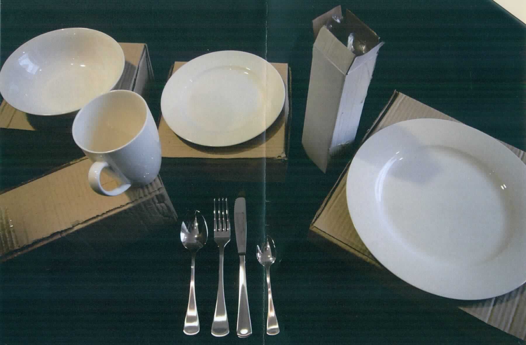 "Tafelset"; Warenzusammenstellung in Aufmachung für den Einzelverkauf, bestehend aus

- einer 16-teiligen Besteckzusammenstellung, vollständig aus nicht rostendem Stahl (Pos. 8215),
  bestehend aus

- - vier Teelöffeln

- - vier Dessertlöffeln

- - vier Essgabeln

- - vier Tafelmesser mit jeweils feststehender, schneidender Klinge

- 16-teiligem Geschirr aus Porzellan (Pos. 6911), bestehend aus

- - vier Bechern

- - vier Tellern

- - vier Schalen

- - vier Speisetellern

- da ein charakterverleihender Bestandteil nicht feststellbar ist, ist das Erzeugnis in 
  Anwendung der AV 3 c) in die zuletzt genannte der gleichermaßen in Betracht 
  kommenden Positionen einzureihen (Pos. 8215)  

- gemeinsam in einem Karton verpackt; zum Schutz sind die Becher, Teller, Schalen,
  Speiseteller und die Besteckzusammenstellung zusätzlich jeweils in einem separatem 
  Karton verpackt

Abbildung siehe Anlage.

Derartige Erzeugnisse gehören als "andere Zusammenstellungen von Messern, 
Löffeln und Gabeln, mit arbeitendem Teil aus nicht rostendem Stahl" zum TARIC-Code
8215 2010 00.