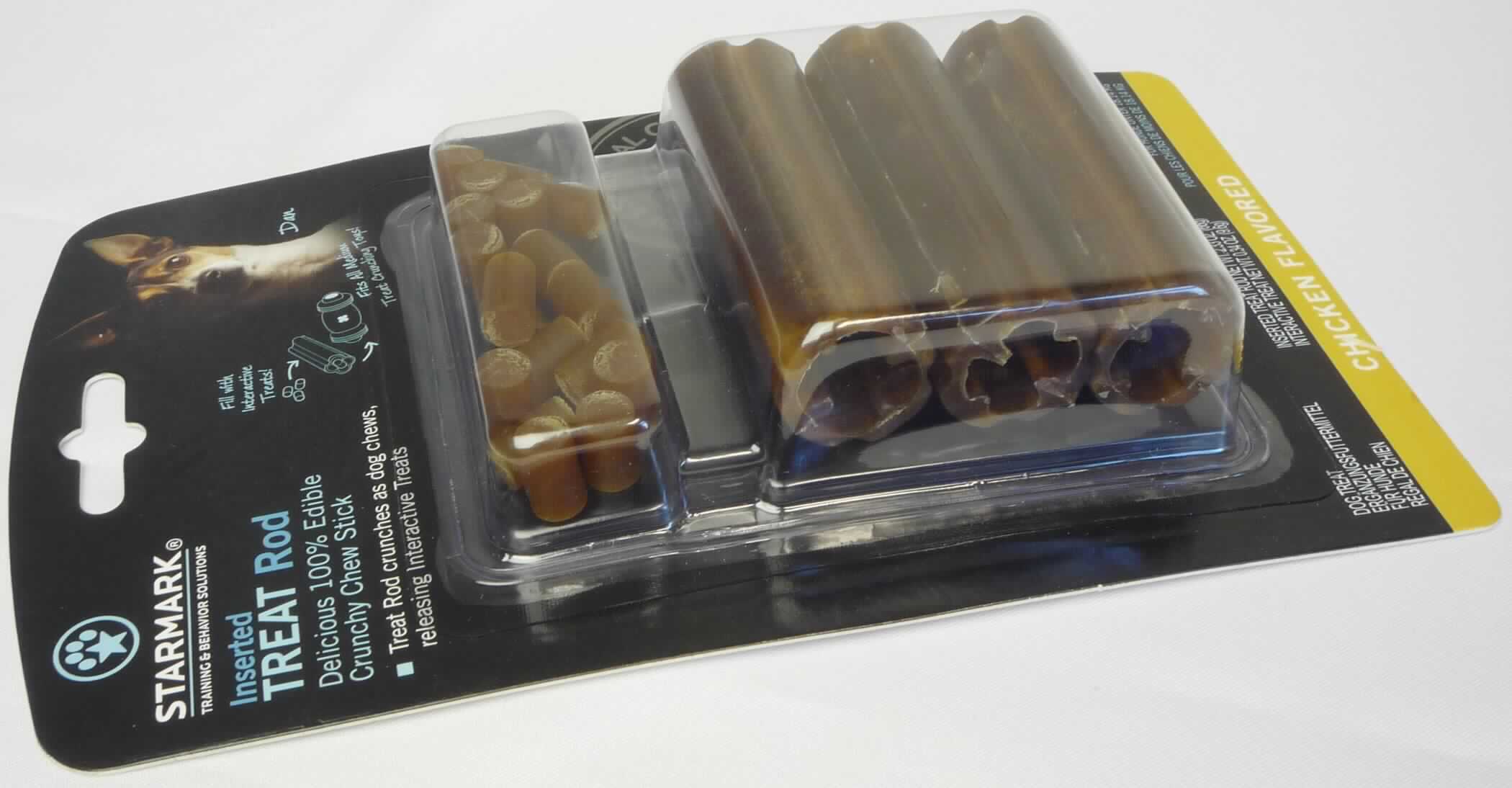 Hundekauartikel

Antragsangaben: 
Treat Rod - Kaustangen und Leckerlies für Hunde. Kaustangen zum Befüllen mit Leckerlies, angebracht auf einem Verkaufs-Display.
Kaustange: 
Zusammensetzung: Maisstärke, Weizenprotein, Sorbitol, Sojaprotein, Reismehl, Glycerin, Lecithin, Petersilie. Sensorische Zusatzstoffe: Huhn-Aroma 1 %. Analytische Bestandteile (Auszug): Stärke 37,40 %.
Leckerlies: 
Zusammensetzung: Tapiokastärke, Glycerin, Sorbitol, Reismehl, Weizenprotein, Sojaprotein, Pfefferminze, Lecithin, Petersilie (0,2 %). Analytische Bestandteile (Auszug): Stärke 50 %.

Beschaffenheit des vorgelegten Warenmusters: 
Kaustangen: drei gelbbraune, harte, hohle, gepresste Stangen mit Einbuchtungen von außen und innen. Länge: ca. 8 cm, größter äußerer Durchmesser: ca. 2,3 cm und größter innerer Durchmesser: ca. 1,8 cm. 
Leckerlies: mehrere braune, harte, unflexible, zylinderförmige Stücke. Länge ca. 1,2 cm, Durchmesser ca. 0,8 cm. 
Aufmachung/Verpackung: Kaustangen und Leckerlis sind separat  in einer gemeinsamen Blister Verpackung mit bunt bedruckter Papprückwand, einer Aufmachung für den Einzelverkauf als Hundefutter entsprechend, verpackt. Aufdruck (Auszug): "Starmark. Ergänzungsfuttermittel für Hunde. Medium/M. Chicken flavoured."

Stärke in der Ware (gemäß Angaben): mehr als 30 GHT.
Milcherzeugnisse in der Ware (gemäß Zusammensetzungen): keine oder weniger als 10 GHT.

Zubereitungen von der zur Fütterung verwendeten Art, Hunde- und Katzenfutter, in Aufmachungen für den Einzelverkauf, Glucose, Glucosesirup, Maltodextrin oder Maltodextrinsirup der Unterpositionen 1702 30 50, 1702 30 90, 1702 40 90, 1702 90 50 und 2106 90 55 oder Stärke oder Milcherzeugnisse enthaltend, mit einem Gehalt an Stärke von mehr als 30 GHT, keine Milcherzeugnisse enthaltend oder mit einem Gehalt an Milcherzeugnissen von weniger als 10 GHT.