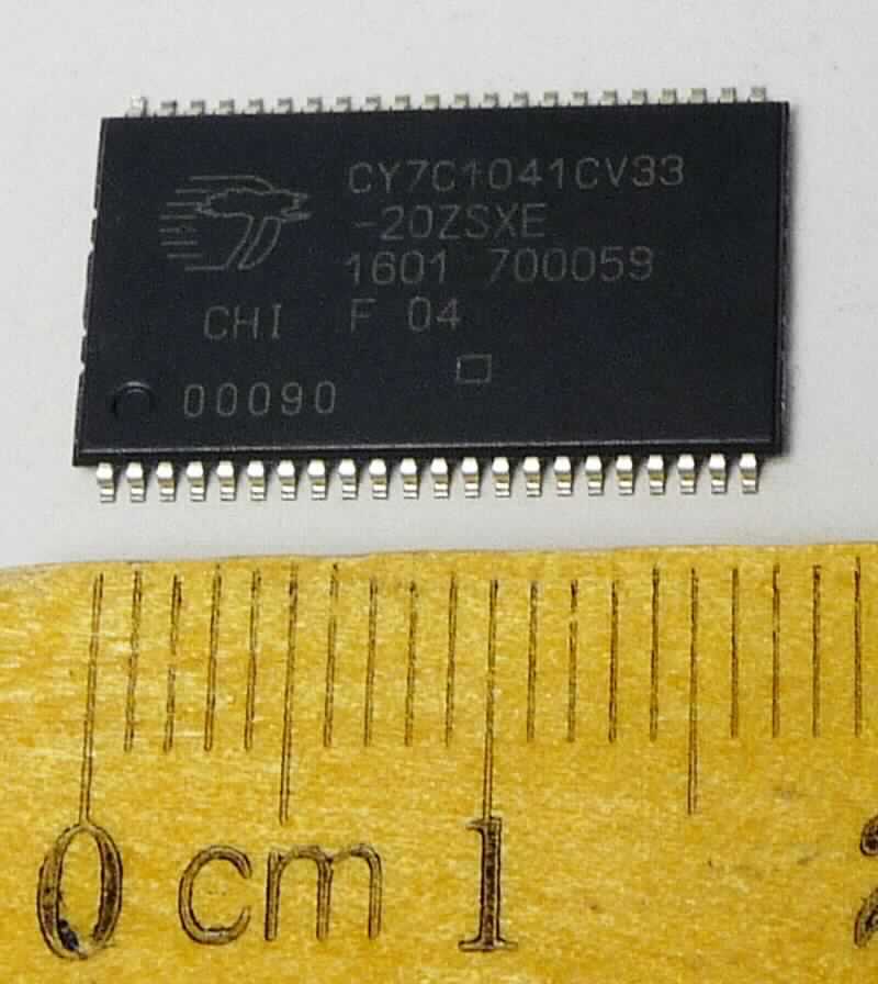 Statischer Schreib-Lesespeicher mit wahlfreiem Zugriff (sog. SRAM, Memory Speicherbaustein 
Continental Teil-Nr. A2C00050058),
- in Form einer monolithischen integrierten Schaltung,
- in einem Gehäuse mit 44 Anschlüssen (Abbildung siehe Anlage).

"Elektronische integrierte Schaltung, Statische Schreiblesespeicher mit wahlfreiem Zugriff 
 (sog. statische RAMs, SRAMs) in Form einer monolithischen integrierten Schaltung"