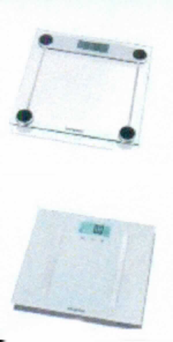 Personenwaage mit Körperanalysefunktionen,
- in Form einer elektrischen Personenwaage mit einer quadratischen Glastrittfläche (Abmessungen LxB: 
  300 x 300 mm), 2 Elektroden, Display und Bedienelementen (Abbildung siehe Anlage),
- zum Wiegen von Personen bis max. 180 kg mit einer Genauigkeit von 100 g, zur Analyse von Körperfett- 
  und Wasseranteil, Knochen- und Muskelmasse sowie dem täglichen Kalorienbedarf,
- in einer gemeinsamen Verkaufsumschließung mit 2 Batterien und Bedienungsanleitung (Beipack).
Die Personenwaage bestimmt den Charakter des Ganzen. 

"Waage mit einer Empfindlichkeit von mehr als 50 mg, Personenwaage, keine Haushaltswaage (zusammengesetzte Ware aus charakterbestimmender Waage und Messgerät in Warenzusammenstellung in Aufmachung für den Einzelverkauf mit nicht charakterbestimmendem Beipack) - Personenwaage"