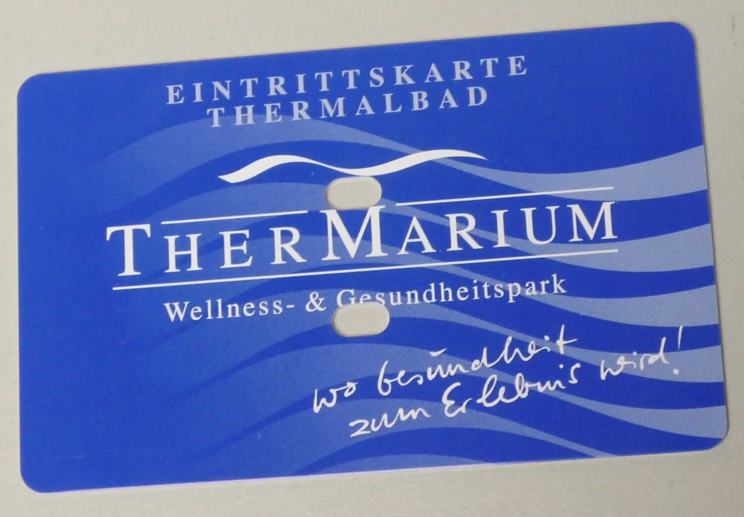 Bei der sog. "Plastikkarte aus Hart-PVC" handelt es sich um eine flache Kunststoffkarte im Scheckkartenformat mit abgerundeten Ecken (ca. 86 x 54 mm), auch gelocht, die mit einer eingelassenen monolithischen integrierten Schaltung (EM4200-Chip) und einer Antennenspule ausgestattet ist. 
Die Karte, unbedruckt oder bedruckt mit Text und / oder Abbildungen, auch mit Texten und / oder Nummern personalisiert, ist zur Verwendung als kontaktloser Überträger von Informationen (z. B. aufgezeichnete Daten in Form einer lesbarer Seriennummer) in einem RFID-System bestimmt. 

Das Erzeugnis wird als "Halbleiter-Aufzeichnungsträger, intelligente Karte (smart card), mit einer elektronischen integrierten Schaltung" eingereiht.

Anlage: 1 Abbildung