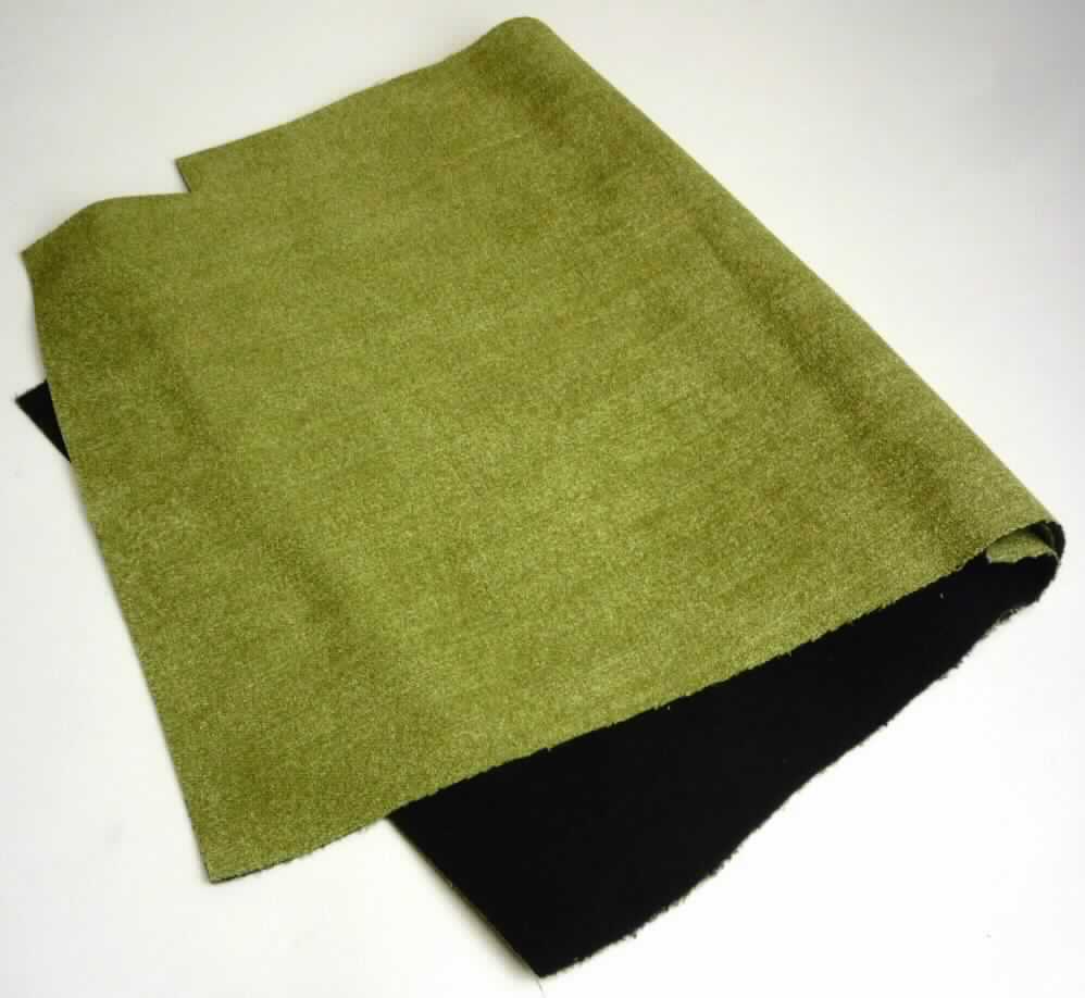 Textillaminat, sog. Möbelbezugsstoff, Foto siehe Anlage,
- als Meterware; laut Antrag mit einer Breite von 140 cm,
- laut Untersuchungsergebnis:
-- aus zwei mit ihrer ganzen Fläche aufeinander liegenden und so miteinander durch Kleben verbundenen Lagen: 
--- mit einer Oberlage (Schauseite):
---- aus einem geschmirgelten und buntgewebten Gewebe in Atlasbindung aus ungezwirnten, nicht hochfesten 
     Garnen, mit hellgrauen Kettgarnen aus synthetischen Filamenten (laut Antrag: Polyester) und mit melierten 
     Schussgarnen, bestehend aus dickeren, synthetischen Filamenten und synthetischen Mikro-Spinnfasern
     (beide laut Antrag aus Polyester), mit einem Gesamtanteil an:
----- synthetischen Filamenten von ca. 60 GHT,
----- synthetischen Spinnfasern von ca. 40 GHT,
--- mit einer Unterlage:
---- aus einem gefärbten und gerauten Kuliergewirke aus synthetischen Chemiefasern,
---- keine Elastomergarne oder Kautschukfäden enthaltend,     
- insbesondere im Hinblick auf die Verwendung als Möbelbezugsstoff verleiht das die Schauseite bildende Gewebe 
  der Ware ihren wesentlichen Charakter.

"Gewebe aus Garnen aus synthetischen Filamenten, anderes als in den Unterpositionen 5407 10 bis 5407 84
 genannte, buntgewebt"