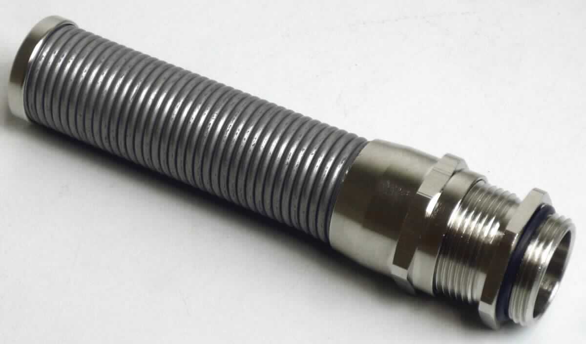 Es handelt sich um Schläuche aus dicht spiralförmig gewickeltem Stahldraht mit Verbindungsstücken aus verzinktem Messing. An einem Ende befindet sich ein ringförmiges, mit Außengewinde versehenes Anschlussstück und das andere Ende ist mit einem zweiteiligen Verbindungsstück ausgestattet, in das eine spezifisch geformten "Hülse" und ein Dichtungsring, je aus Kunststoff oder Kautschuk, eingesetzt sind. Die Erzeugnisse dienen dem geschützten Einführen von elektrischen Kabeln in Maschinen, sodass die Kabel dabei nicht geknickt werden und eine Stromunterbrechung vermieden wird.
Gesamtlänge: etwa 13 cm
- Antragstellerangaben - 

Im Hinblick auf die Verwendung und den Umfangs sind die unedlen Metalle charakterbestimmend. Innerhalb der unedlen Metalle herrscht Kupfer gewichtsmäßig gegenüber jedem anderen unedlen Metall vor.

Eine Einreihung in den Abschnitt XVI des Zolltarifs scheidet aus, da die Waren keinen Maschinen-/Gerätecharakter besitzen und es sich auch nicht um integrale Bestandteile einer Maschine, eines Apparates oder Gerätes des Abschnitt XVI handelt. 

Abbildung siehe Anlage.

Derartige Erzeugnisse gehören als "Schläuche aus anderen unedlen Metall als aus Eisen oder Stahl, auch mit Verbindungsstücken, andere als solche des TARIC-Codes 8307 9000 10" zum TARIC-Code 8307 9000 90.