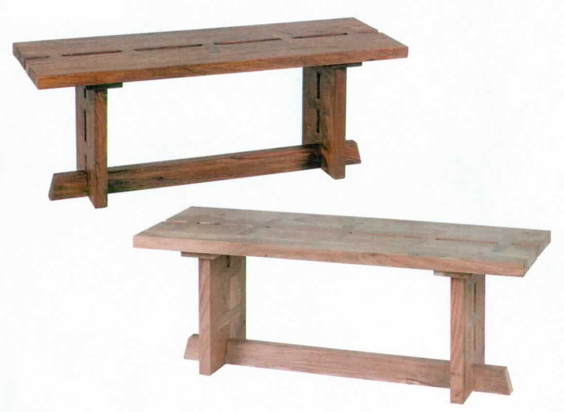 Die Bank, sog. Esszimmerbank (WL1.493 und WL1.494), stellt sich als 118 x 40 x 45 cm (B x T x H) großes Möbelstück aus Sheesham- bzw. Akazienholz dar. Sie besteht im Wesentlichen aus einer rechteckigen, 4 cm dicken Sitzfläche und zwei, durch einen Querstreben auf Bodenhöhe verbundenen Beinen.

Die Ware wird als "anderes als von der Position 9402 erfasstes Sitzmöbel, nicht von den Unterpositionen 9401 10 bis 9401 59 erfasst, mit Gestell aus Holz, nicht gepolstert" eingereiht.