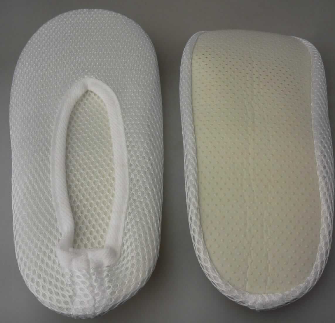 Hygieneschuhe (lt. Antrag: "Artikel: 8162900", Foto siehe Anlage)
- mit Laufsohlen aus Spinnstoff (den größten Teil der  Berührungsfläche mit dem Boden bildend) 
  und vereinzelten Kunststoffnoppen, 
- mit Oberteil aus netzartigen, durchbrochen gearbeiteten Gewirken aus Spinnstoff,
- lt. Antrag zur Verwendung im Schwimmbad, in der Sauna oder am Pool,
- kennzeichnen sich aufgrund des Verwendungszwecks, des äußeren Erscheinungsbildes und 
  der Ausstattung nicht als Schuhe für den häuslichen Wohnbereich (somit keine Hausschuhe)

"Schuhe mit Laufsohlen und Oberteil aus Spinnstoffen, andere als Hausschuhe"