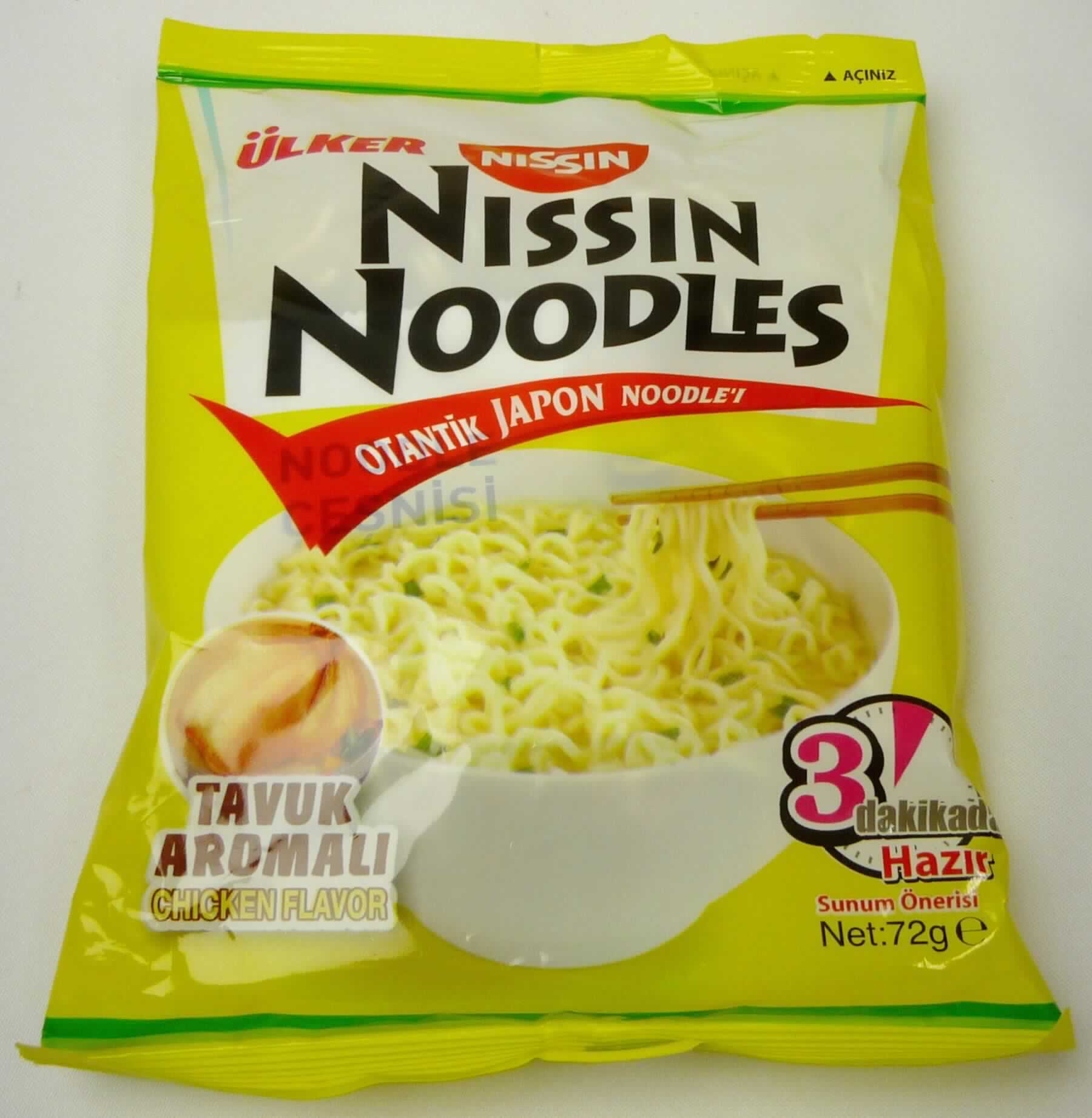 Instant-Nudeln

Antragsangaben:
Ülker Nissin Noodles Chicken Flavor
Instant Nudeln mit Hähnchen Geschmack 72 g

Beschreibung des vorliegenden Warenmusters (in Originalumschließung):
Bunt bedruckter Kunststoffschlauchfolienbeutel mit Abbildung eines Nudelgerichts; der Aufdruck enthält Angaben 
zum Erzeugnis in türkischer Sprache  (Tavuk Aromali Noodle; 72 g), zu den Zutaten (siehe Feld 8) und zur 
Zubereitung (Inhalt in 400 ml kochendes Wasser geben und 3 Minuten ziehen lassen); darin ein Block aus dicht 
ineinander verschlungenen gelblichen, fettigen, frittierten, knusprigen, sehr brüchigen Fadennudeln (ca. 10 cm x 
9 cm x 2,5 cm), Geschmack nach in Fett gerösteten Teigwaren; beigelegt ein Tütchen mit einer bräunlichen, 
nach Huhnaroma schmeckenden Suppengrundlage.

Es liegt eine Warenzusammenstellung in Aufmachung für den Einzelverkauf gemäß AV 3b) vor, die zur Herstellung 
eines Nudelgerichts vorgesehen ist. Der Charakter wird durch die Nudeln bestimmt, da diese den größten Teil der 
Ware ausmachen.


Teigware, durch Frittieren zubereitet und getrocknet, aus Weizenmehl