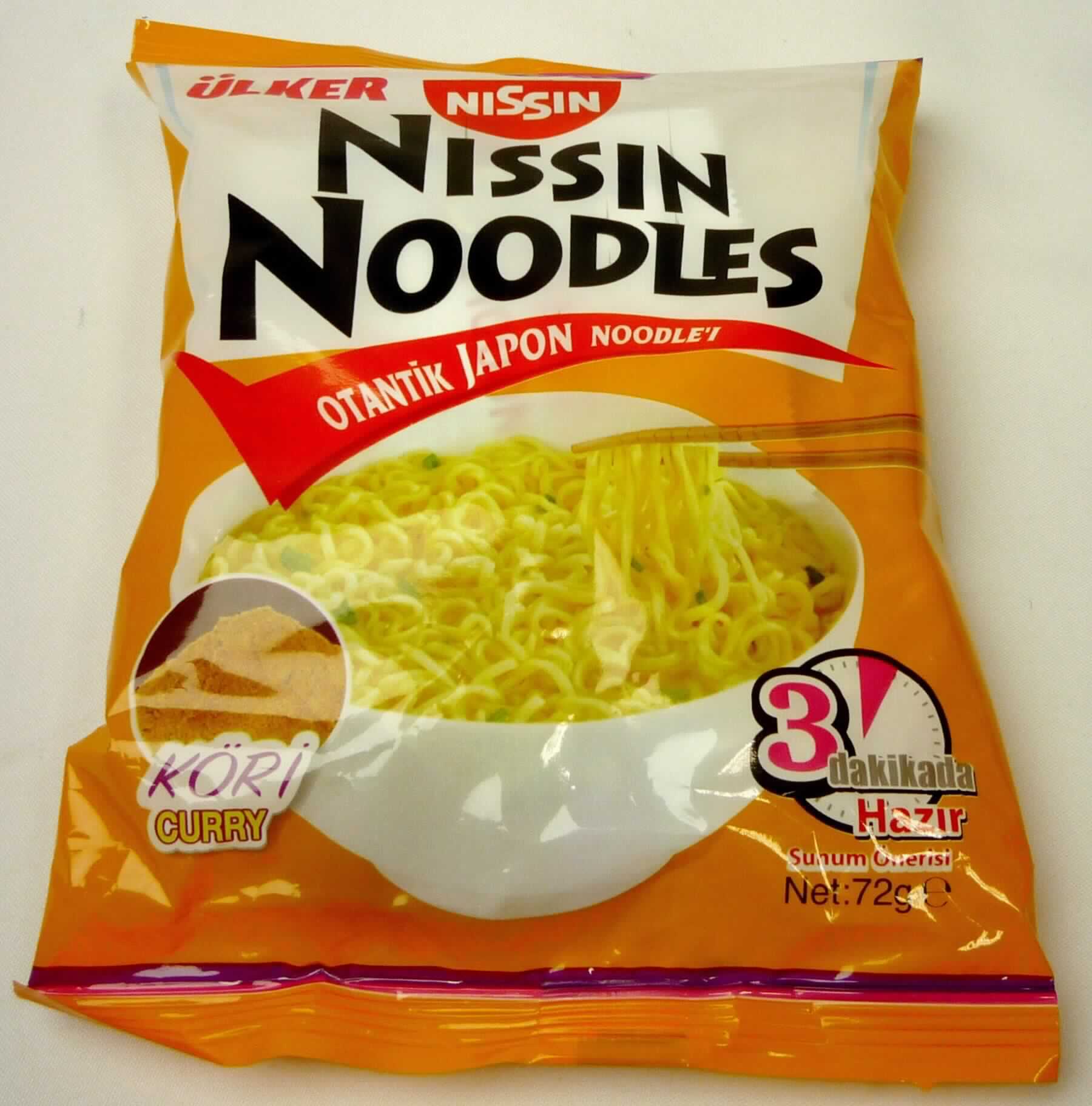 Instant-Nudeln

Antragsangaben:
Ülker Nissin Noodles Curry
Instant Nudeln mit Curry Geschmack 72 g

Beschreibung des vorliegenden Warenmusters (in Originalumschließung):
Bunt bedruckter Kunststoffschlauchfolienbeutel mit Abbildung eines Nudelgerichts; der Aufdruck enthält Angaben 
zum Erzeugnis in türkischer Sprache  (Köri Soslu Noodle; 72 g), zu den Zutaten (siehe Feld 8) und zur Zuberei-
tung (Inhalt in 400 ml kochendes Wasser geben und 3 Minuten ziehen lassen); darin ein Block aus dicht ineinan-
der verschlungenen gelblichen, fettigen, frittierten, knusprigen, sehr brüchigen Fadennudeln (ca. 10 cm x 9 cm x 
2,5 cm), Geschmack nach in Fett gerösteten Teigwaren; beigelegt ein Tütchen mit einer gelblichen, deutlich nach 
Curry schmeckenden Suppengrundlage.

Es liegt eine Warenzusammenstellung in Aufmachung für den Einzelverkauf gemäß AV 3b) vor, die zur Herstellung 
eines Nudelgerichts vorgesehen ist. Der Charakter wird durch die Nudeln bestimmt, da diese den größten Teil der 
Ware ausmachen.


Teigware, durch Frittieren zubereitet und getrocknet, aus Weizenmehl